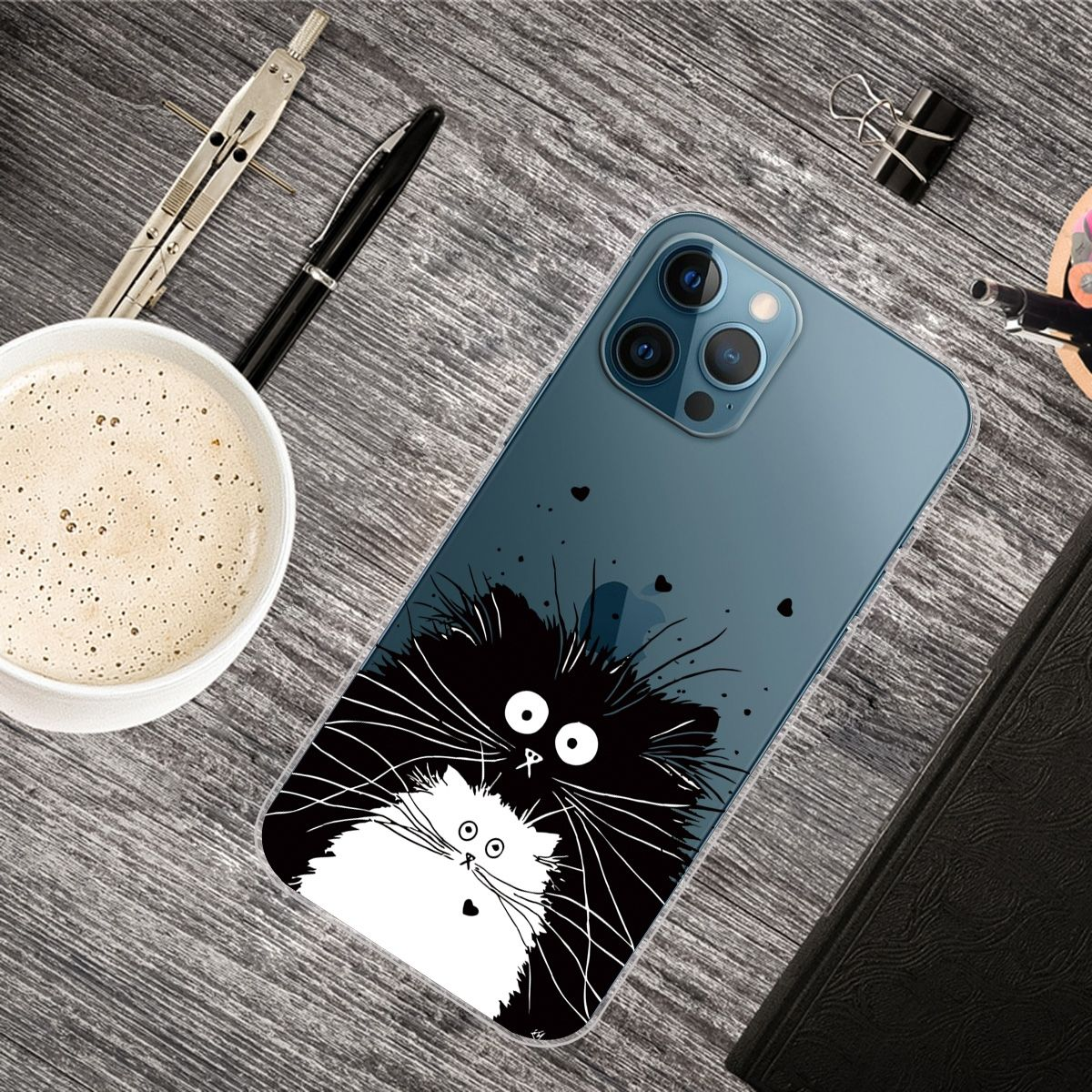 Handyhülle mit Katzendesign. Ein schwarz-weißes Katzendesign mit Herzen. Holztisch.