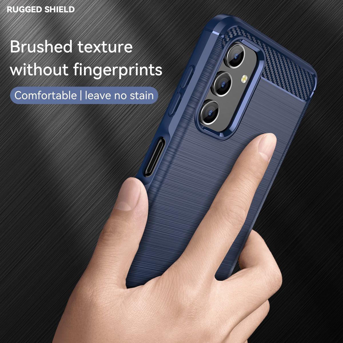 Hand hält blaue Handyhülle. Gebürstetes Texturdesign. Dunkler Hintergrund.