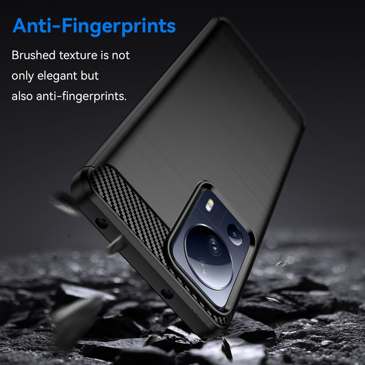 Schwarze Handyhülle mit Anti-Fingerabdruck-Text. Die Hülle liegt auf einer steinigen Oberfläche.