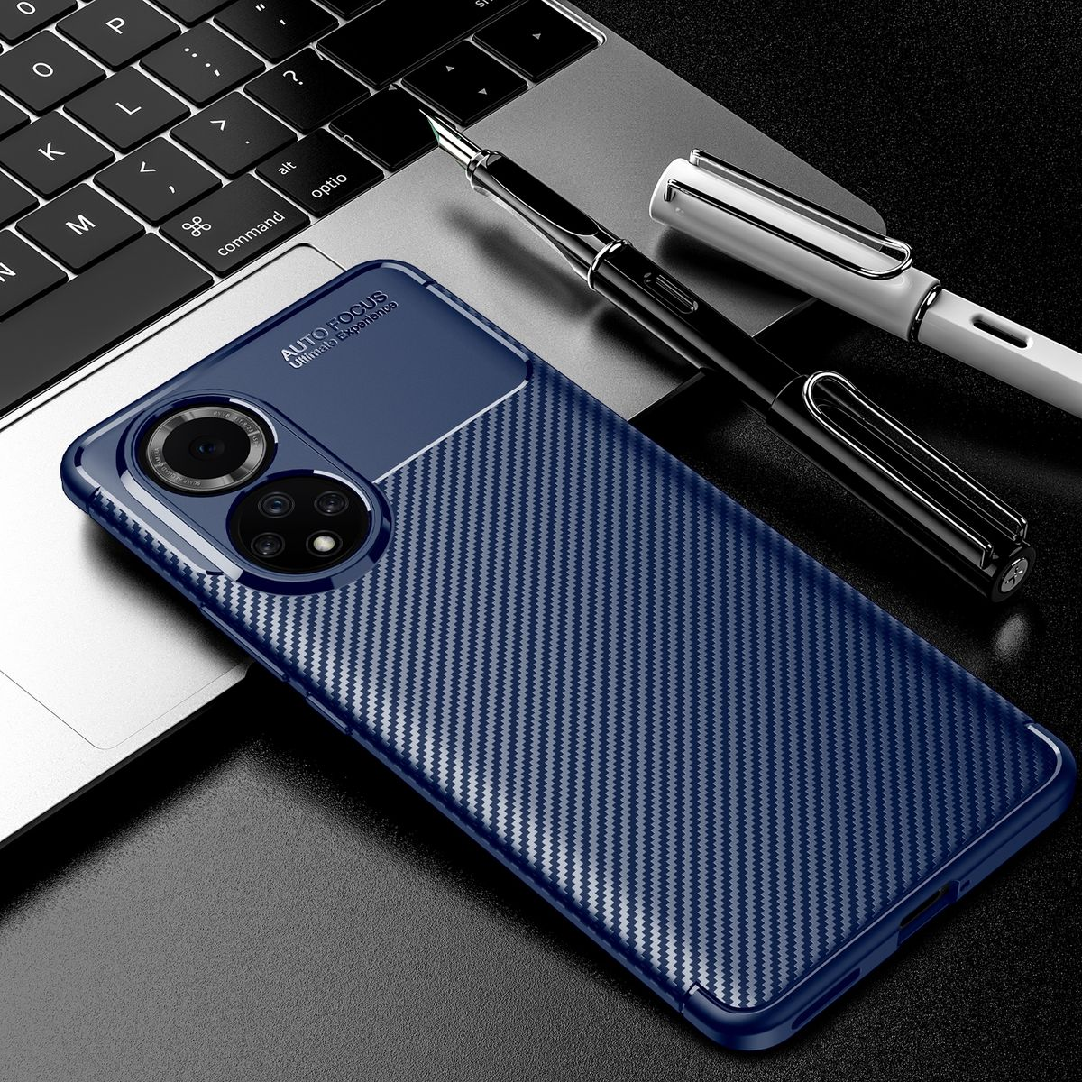 Blaue Handyhülle mit strukturiertem Design, auf einem Laptop. Stifte liegen neben der Hülle.