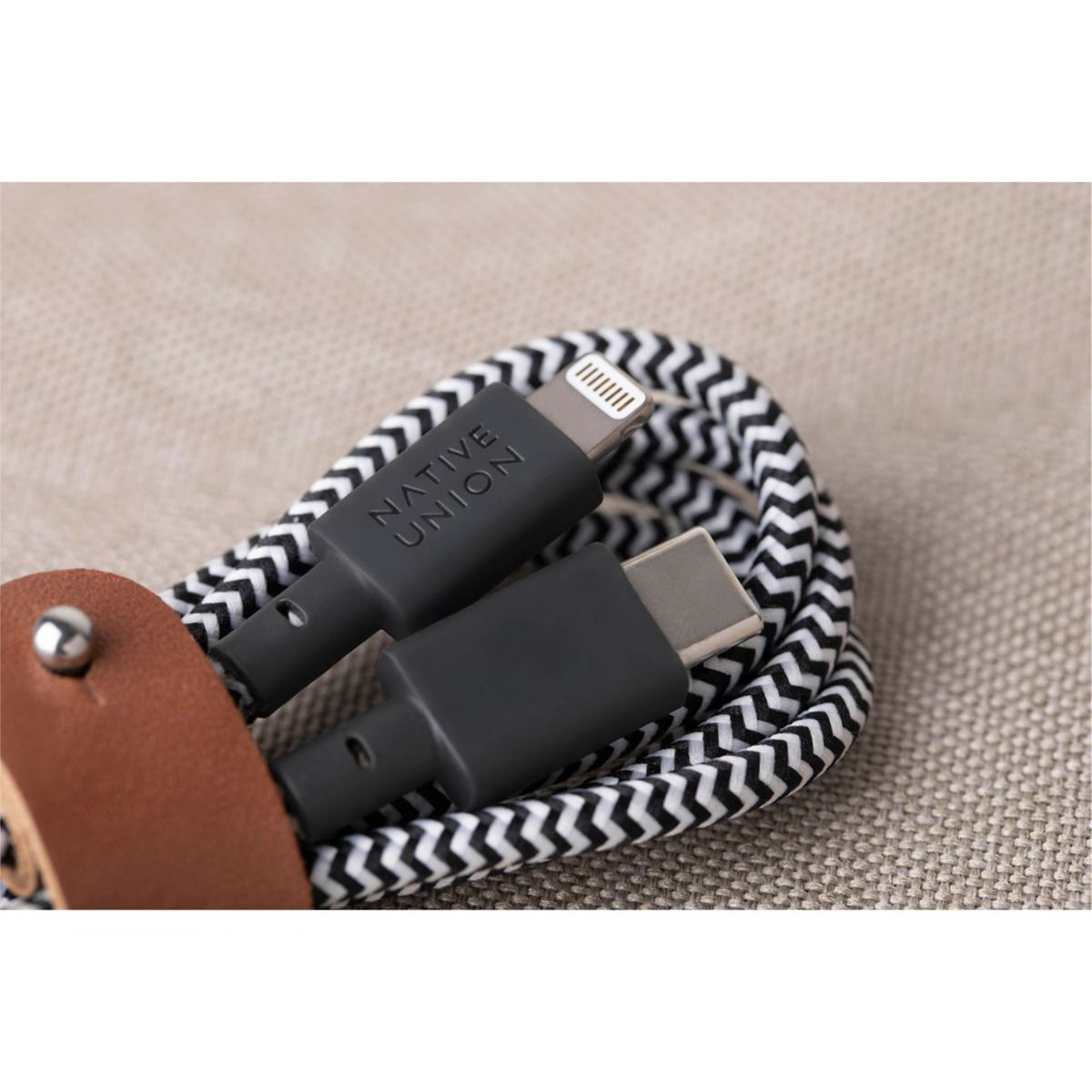 Cavo a zig-zag bianco e nero con connettori etichettati Native Union.
