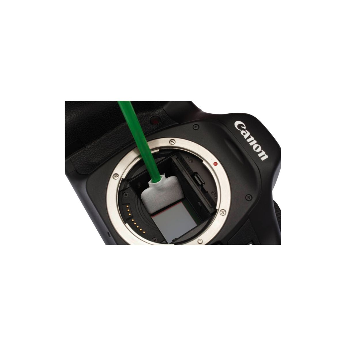 L'area dell'obiettivo di una fotocamera viene pulita con uno strumento verde e un tampone bianco.