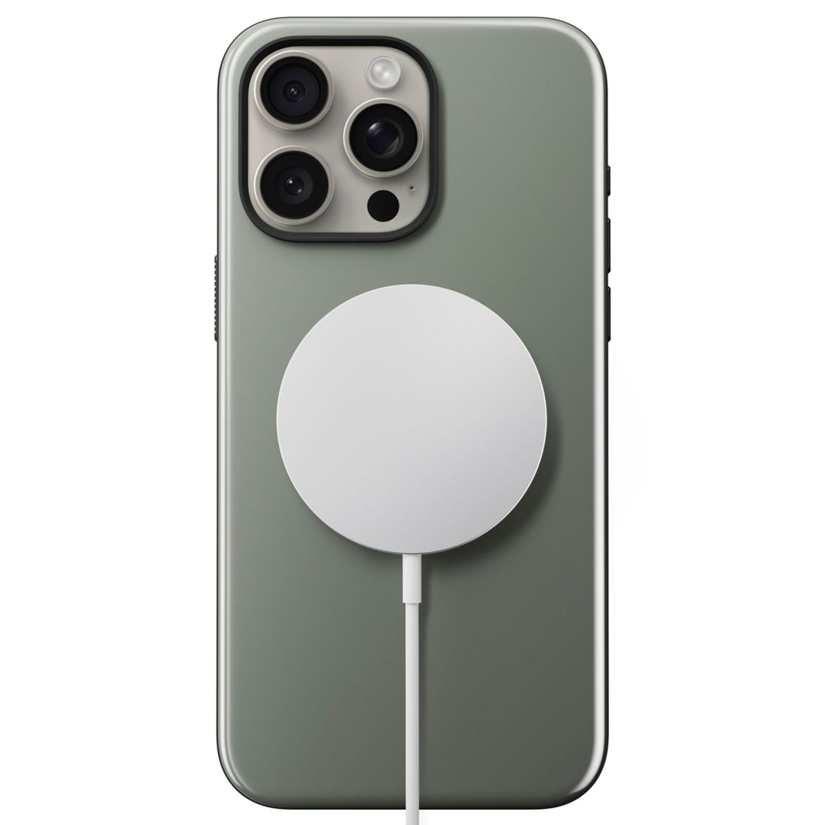 Die Rückseite eines Telefons mit mehreren Kameras und einem weißen MagSafe-Ladegerät.