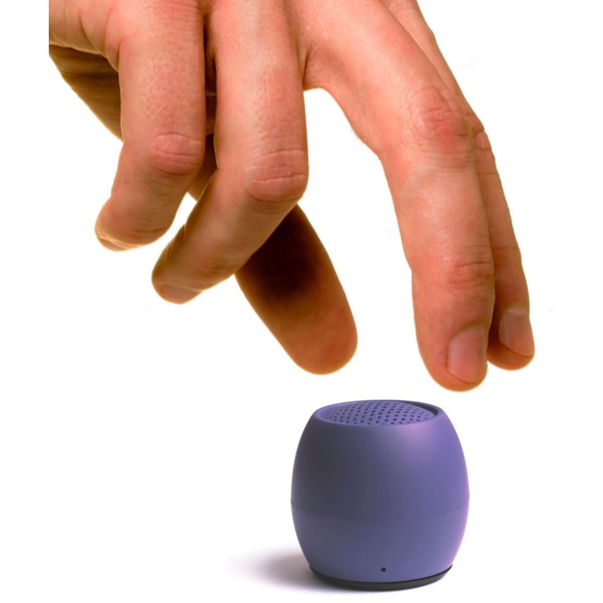 Ręka zamierza dotknąć małego, fioletowego, owalnego głośnika na białym tle.