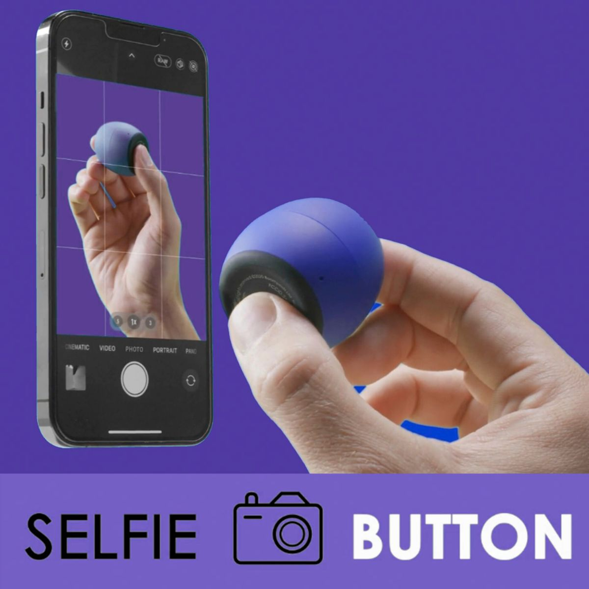 Ręka trzyma niebieski przycisk, telefon pokazuje widok z kamery. Widoczny tekst 'Selfie Button'.