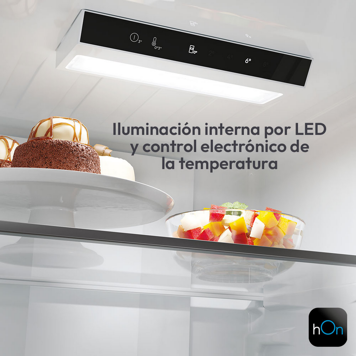 Interno di un frigorifero con cibo sugli scaffali, con testo sull'illuminazione LED.