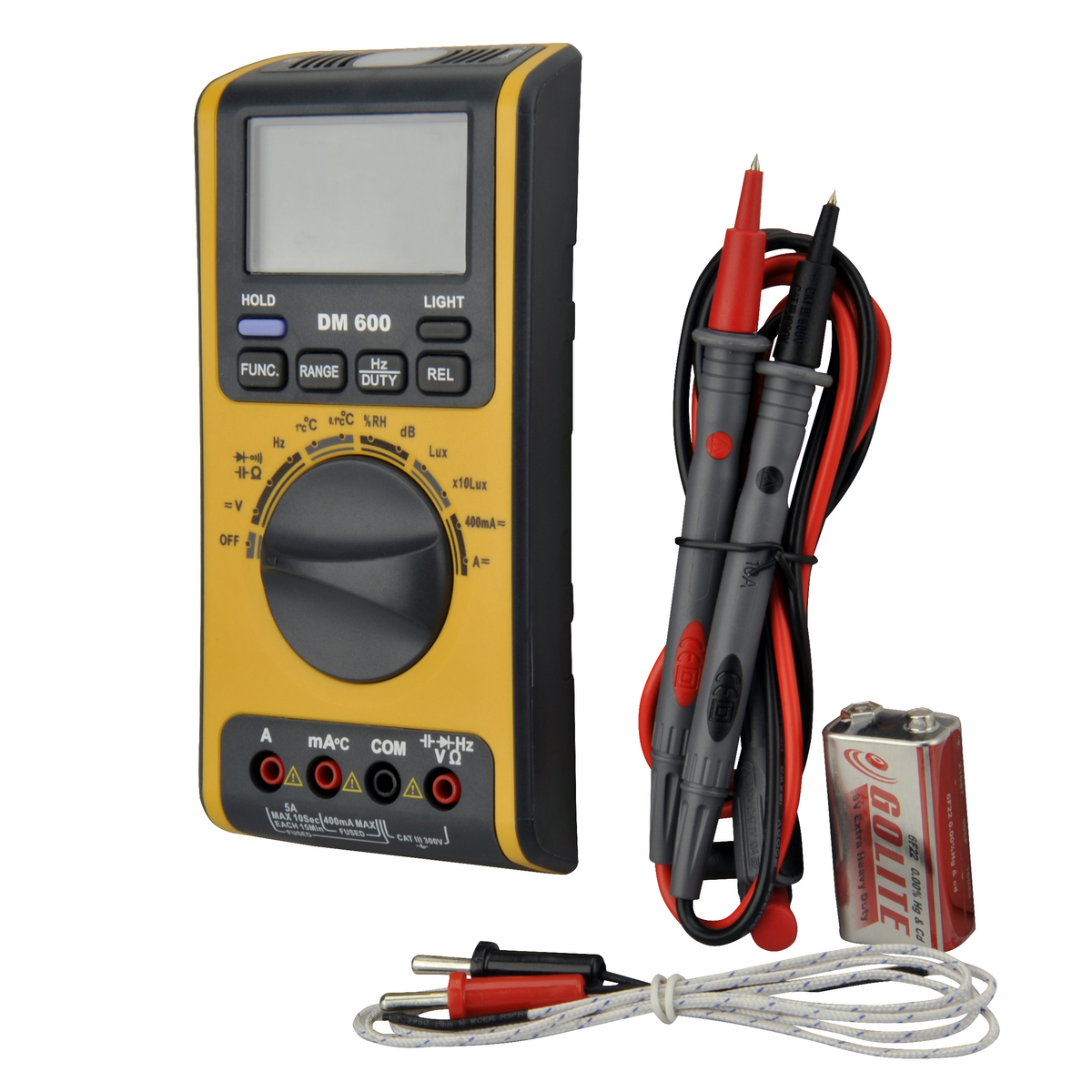 Multimeter, Messleitungen und eine 9V-Batterie auf weißer Oberfläche. Gelbes und schwarzes Gerät.