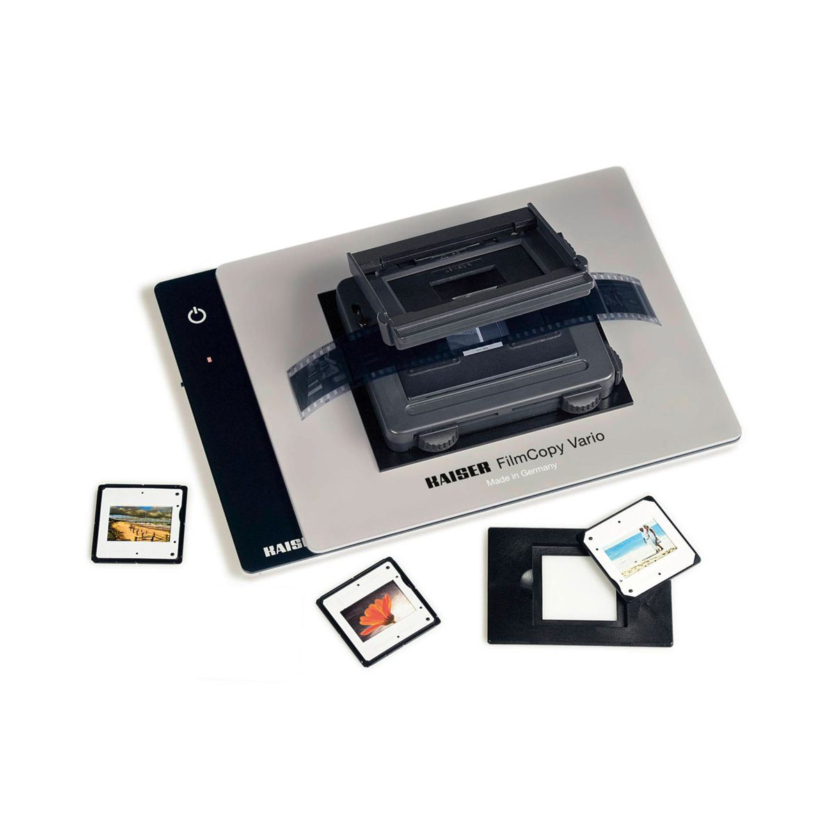 Filmscanner mit Film und Dias. Zeigt Dias, Filmstreifen und das Scannergerät.