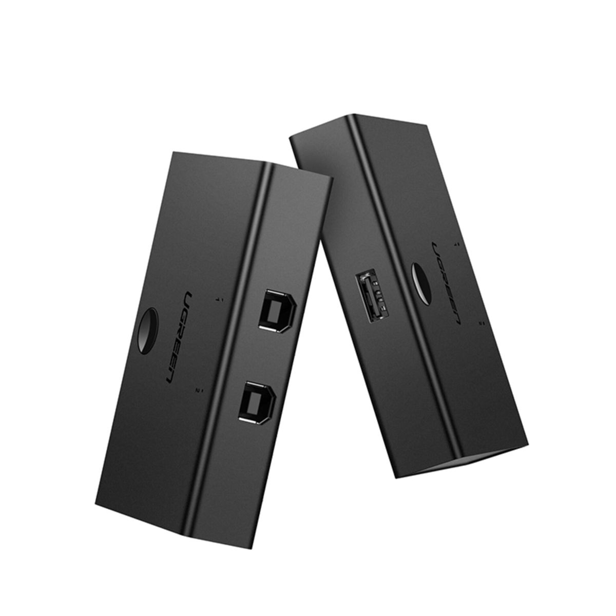 Dwa czarne urządzenia UGREEN, prawdopodobnie huby USB, na białym tle, pod kątem.