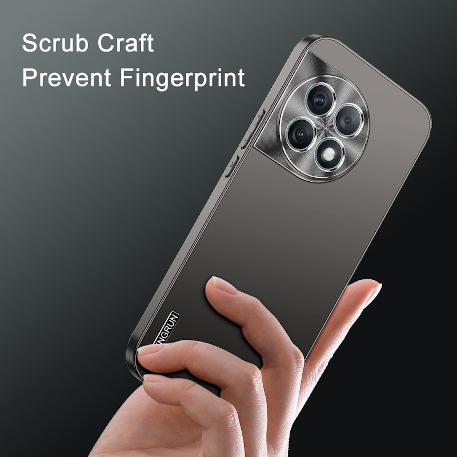 Die Hand einer Person hält eine graue Handyhülle mit drei Kameras. Die Rückseite ist glänzend.