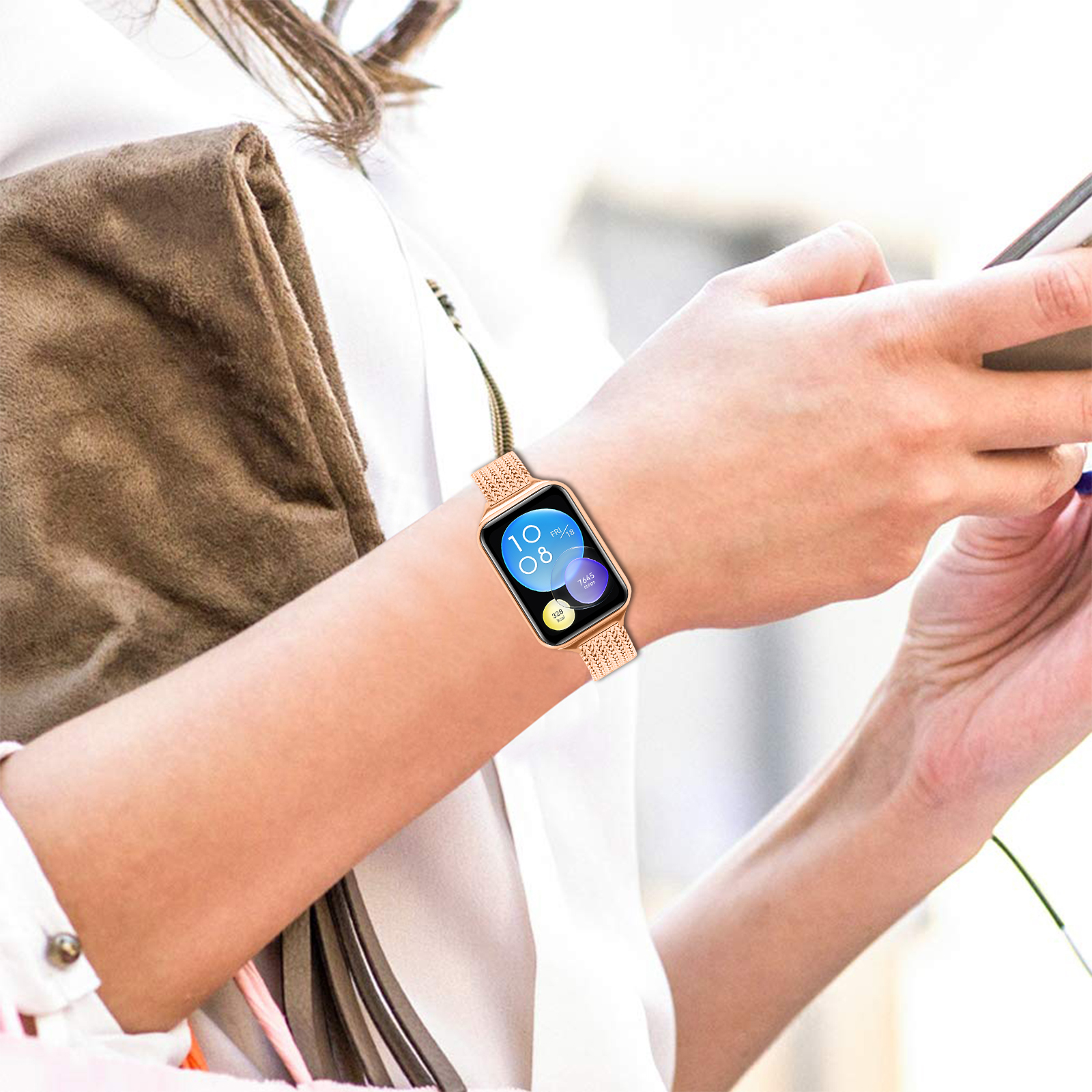 Das Handgelenk einer Frau mit einer roségoldenen Smartwatch, die eine Bildschirmanzeige zeigt.