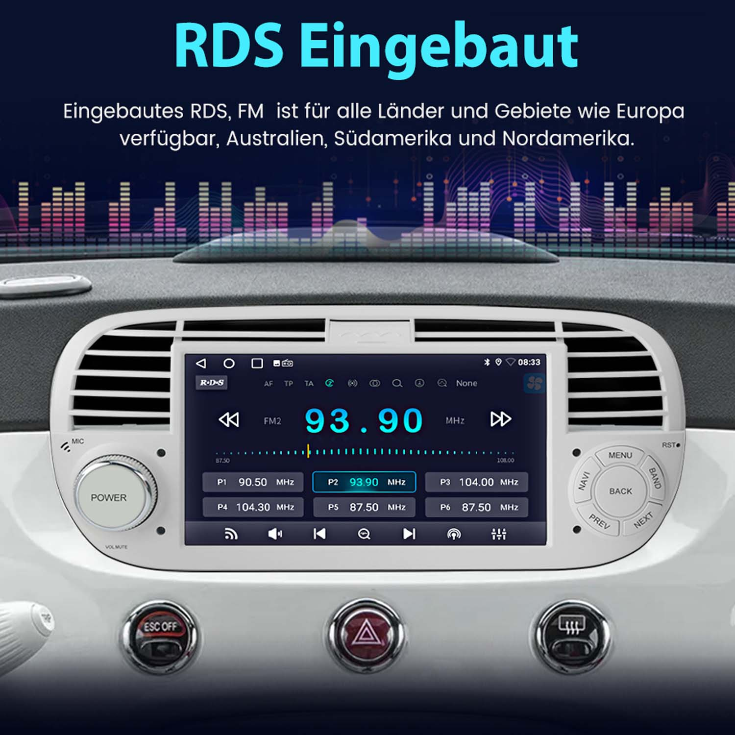 Autoradio-Bildschirm mit UKW-Radioinformationen. Text in einem weißen Auto-Innenraum. Tasten sind sichtbar.