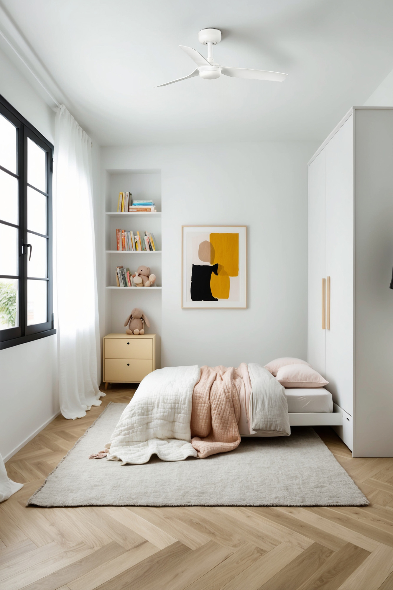 Ein Schlafzimmer mit Bett, Fenster und Kommode. Der Raum hat ein helles Farbschema und Holzboden.