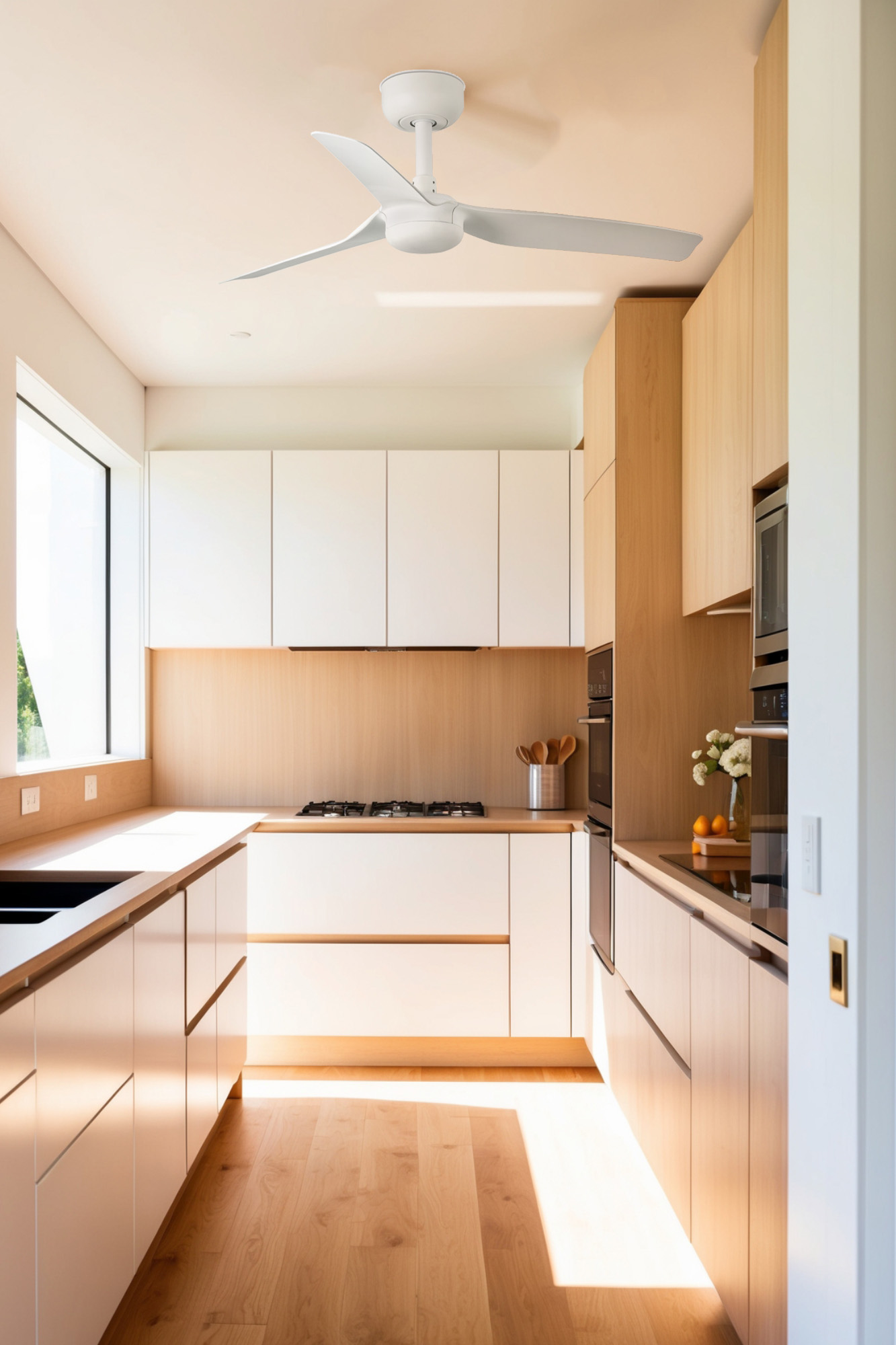 Moderne Küche mit hellen Holzschränken, weißem Deckenventilator und hellen Holzböden.