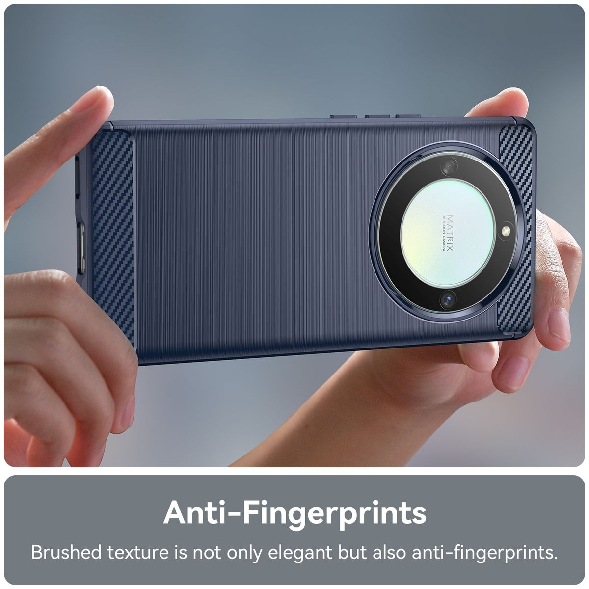 Hand hält eine blaue Handyhülle. Strukturierte Seiten und ein großer Kameraausschnitt sind sichtbar. Anti-Fingerprint-Etikett.