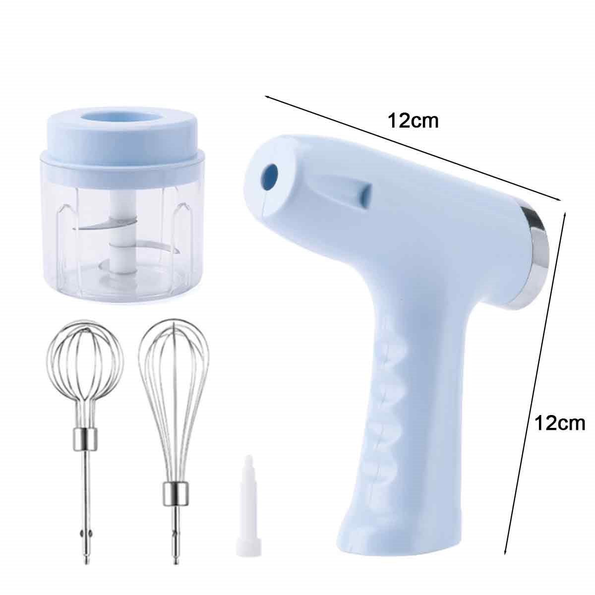 Hellblauer Handmixer mit Aufsätzen. Der Mixer und die Komponenten befinden sich auf einer weißen Oberfläche.