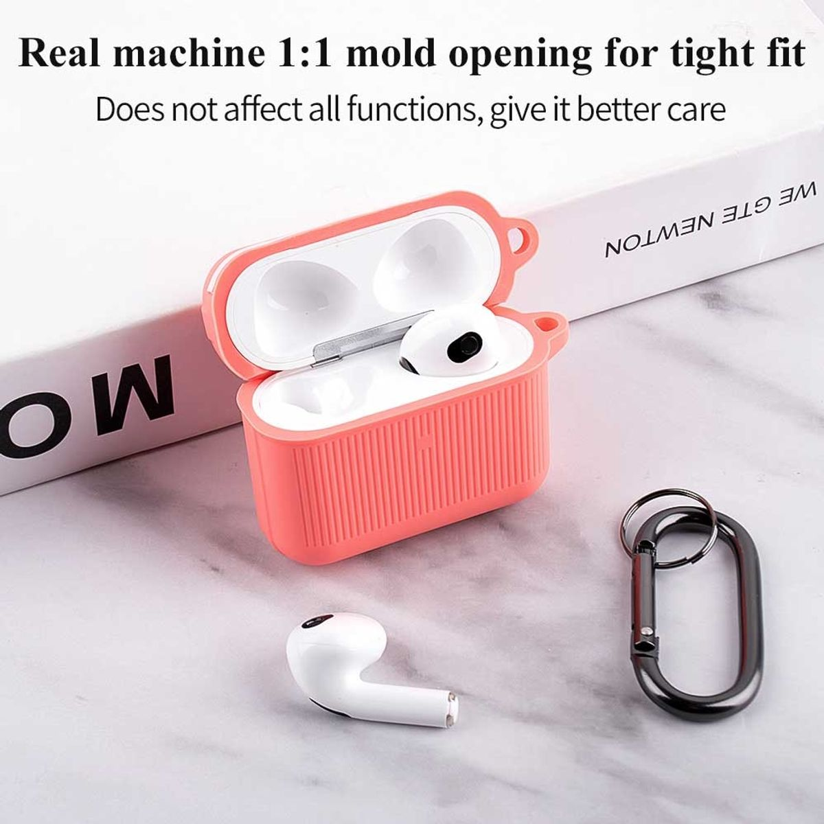 Rosa AirPods-Hülle mit AirPods und Karabiner. Text bespricht Formöffnung und Funktion.