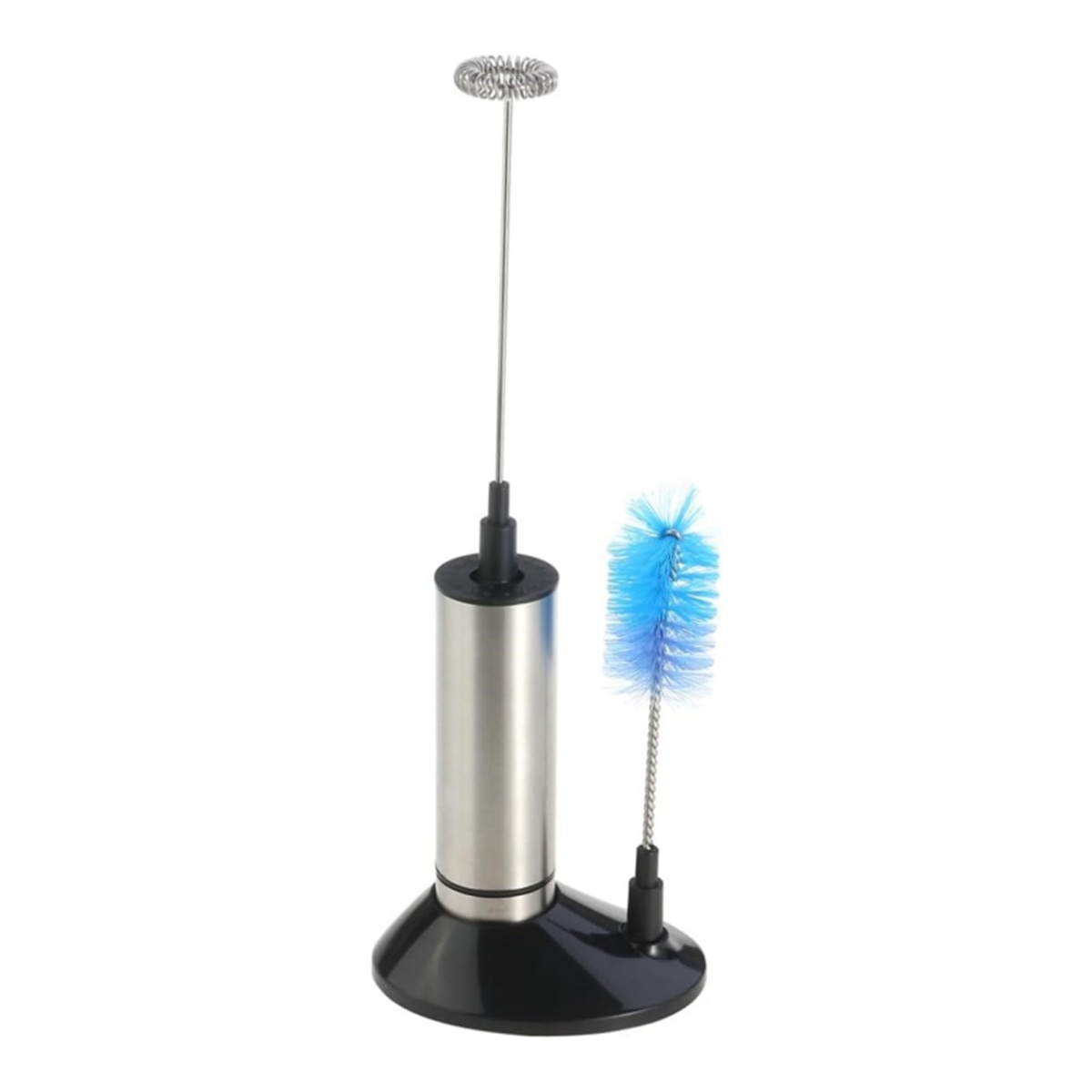Silberner und schwarzer elektrischer Milchaufschäumer und eine blaue Reinigungsbürste. Auf schwarzem Sockel.