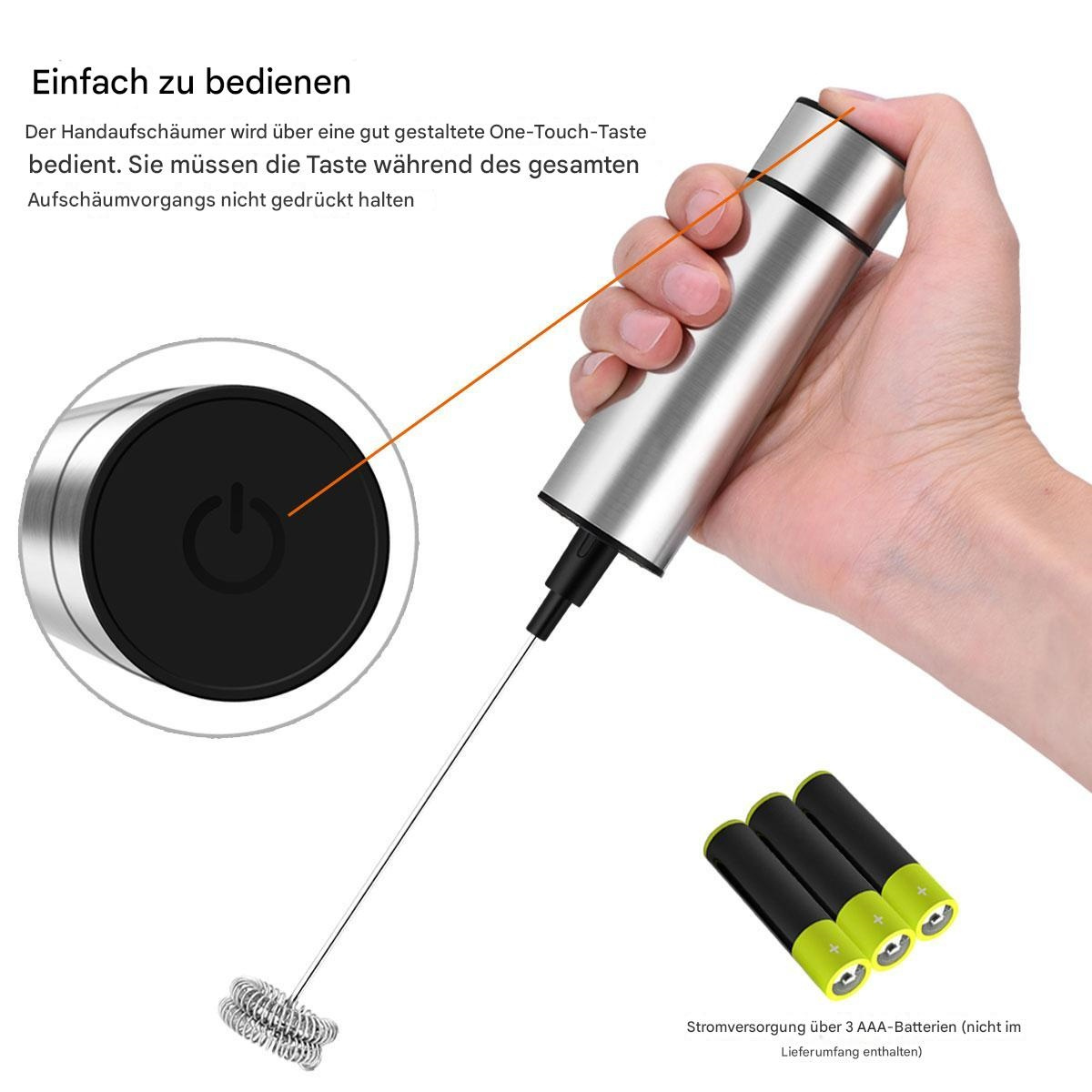 Hand, die einen silbernen elektrischen Milchaufschäumer mit einem Schneebesen am Ende hält, daneben Batterien.