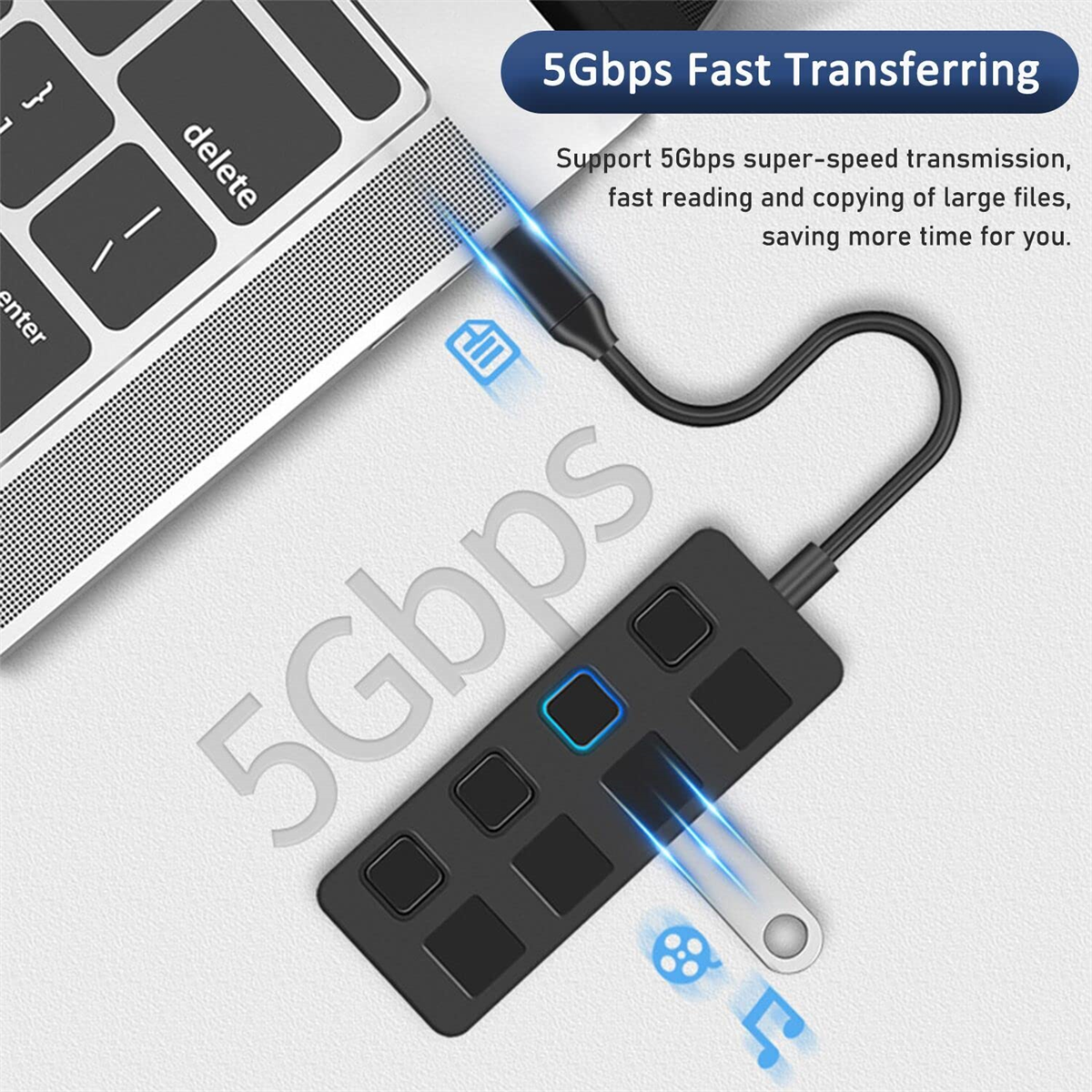Laptop und ein schwarzer USB-Hub. Der Hub ist mit dem Laptop verbunden. Das Etikett zeigt 5 Gbit/s schnelles Übertragen an.