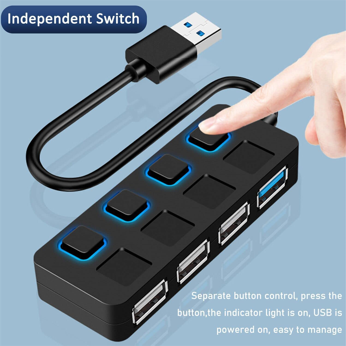 Schwarzer USB-Hub mit vier Anschlüssen. Ein Finger drückt eine Taste, USB-Kabel angeschlossen.