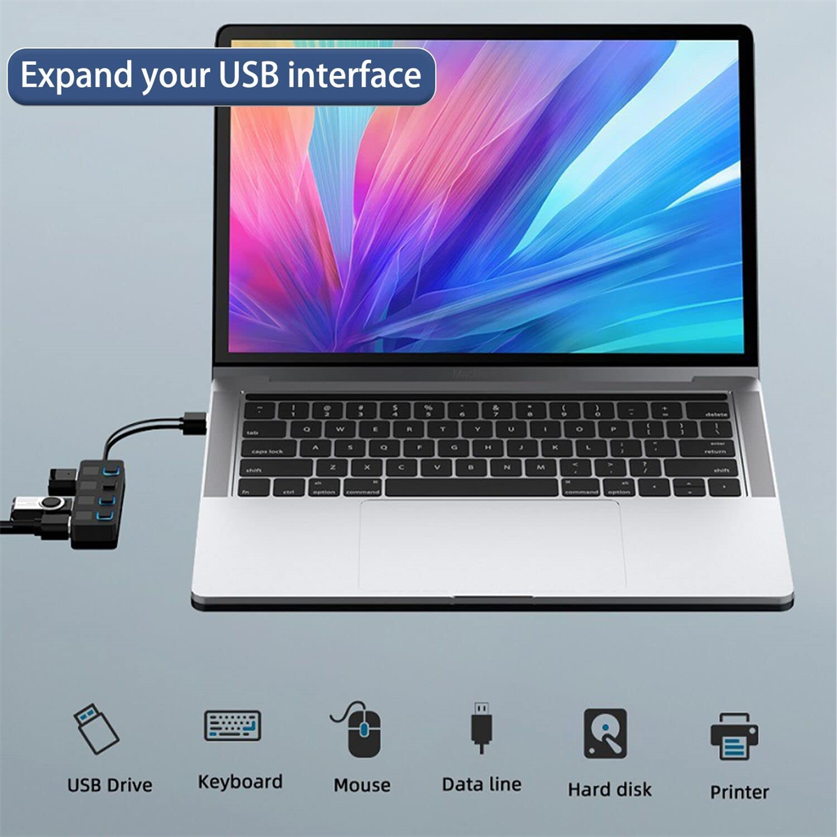 Laptop mit USB-Hub und Zubehör. Der Laptop ist geöffnet, ein Hub ist angeschlossen, mit Symbolen darunter.