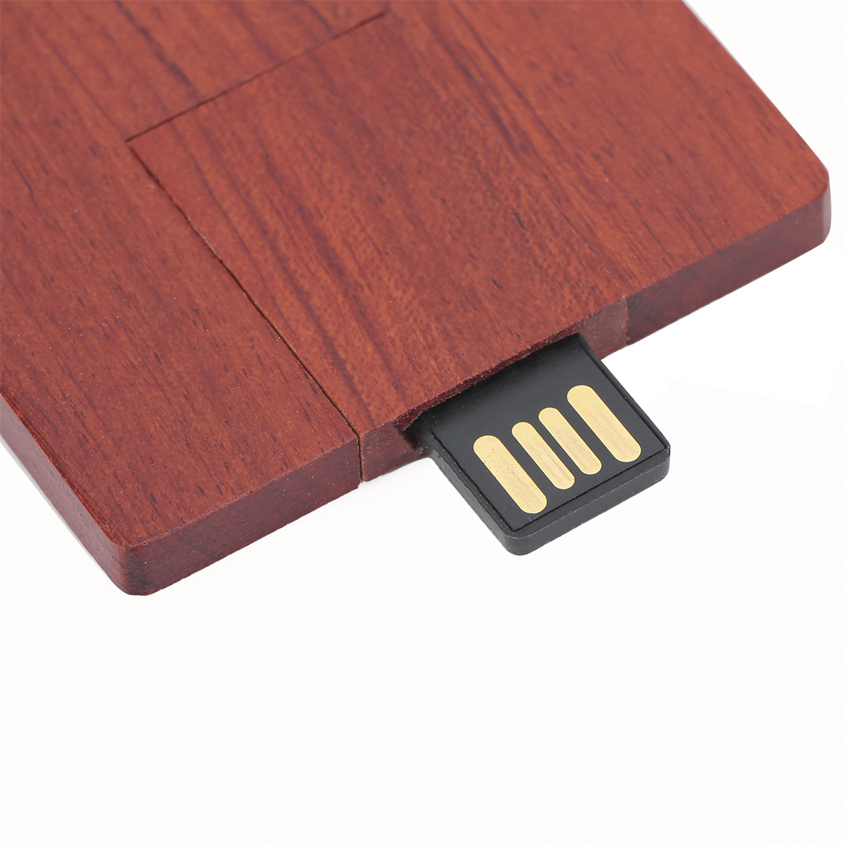 USB-Stick aus Holz. Rötlich-braune Farbe. Schwarzer USB-Anschluss. Weißer Hintergrund, Nahaufnahme.