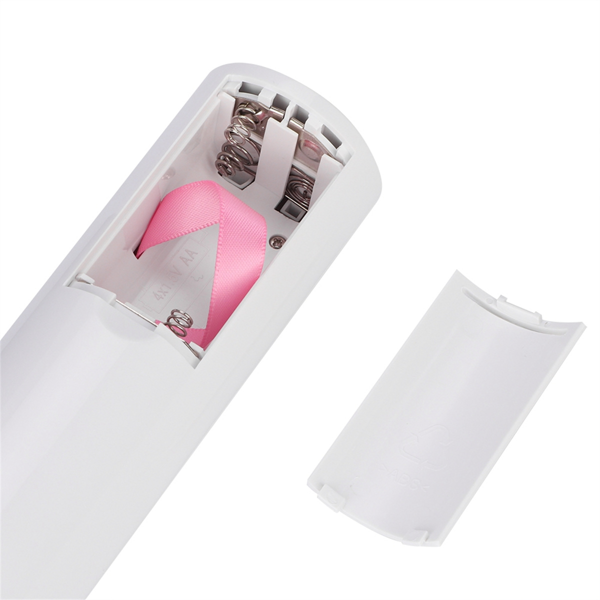 Ein weißes Kunststoffgerät mit offenem Batteriefach, das zwei AA-Batterien und ein rosa Band zeigt.