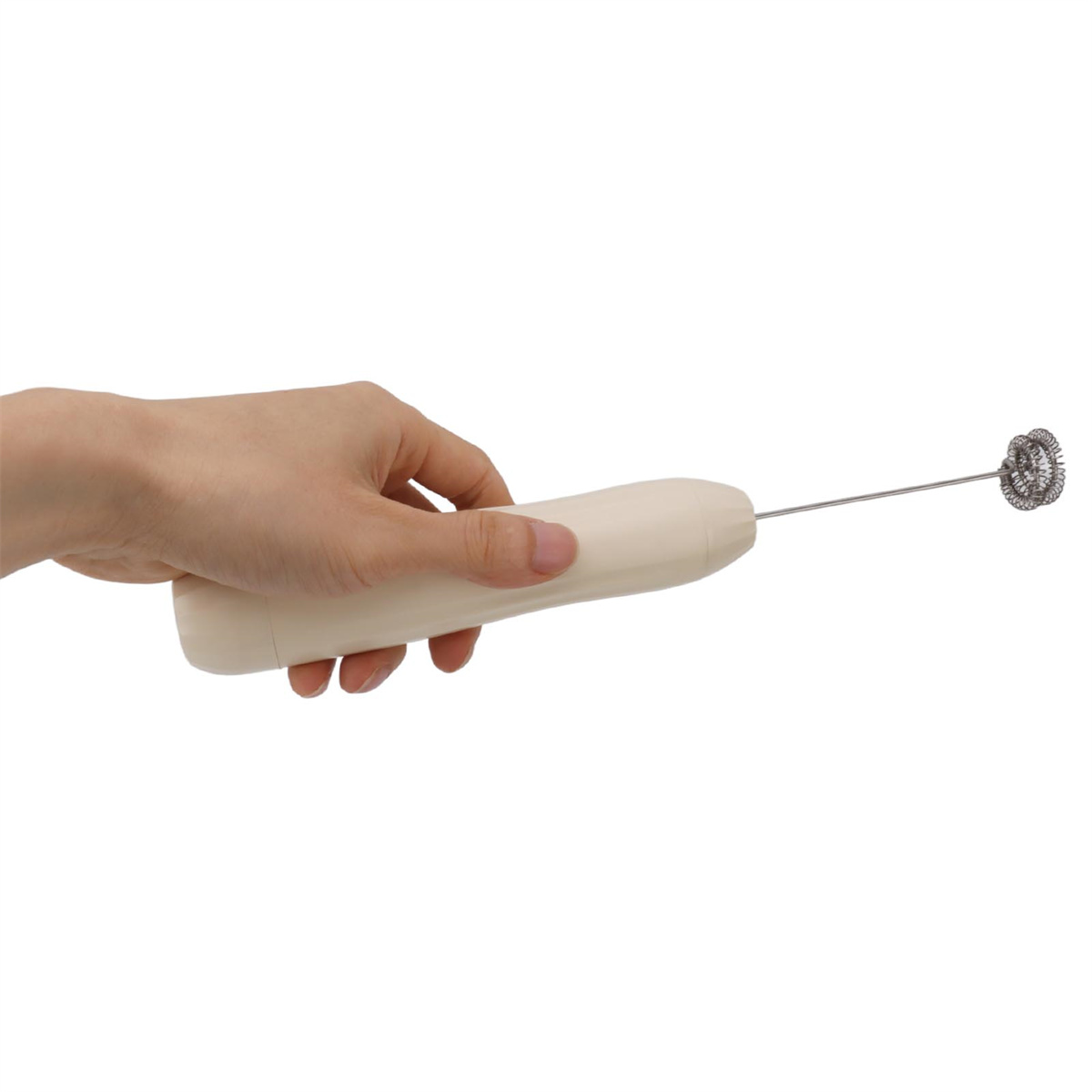 Eine Hand hält einen weißen Milchaufschäumer mit einem silbernen Schneebesen, vor weißem Hintergrund.