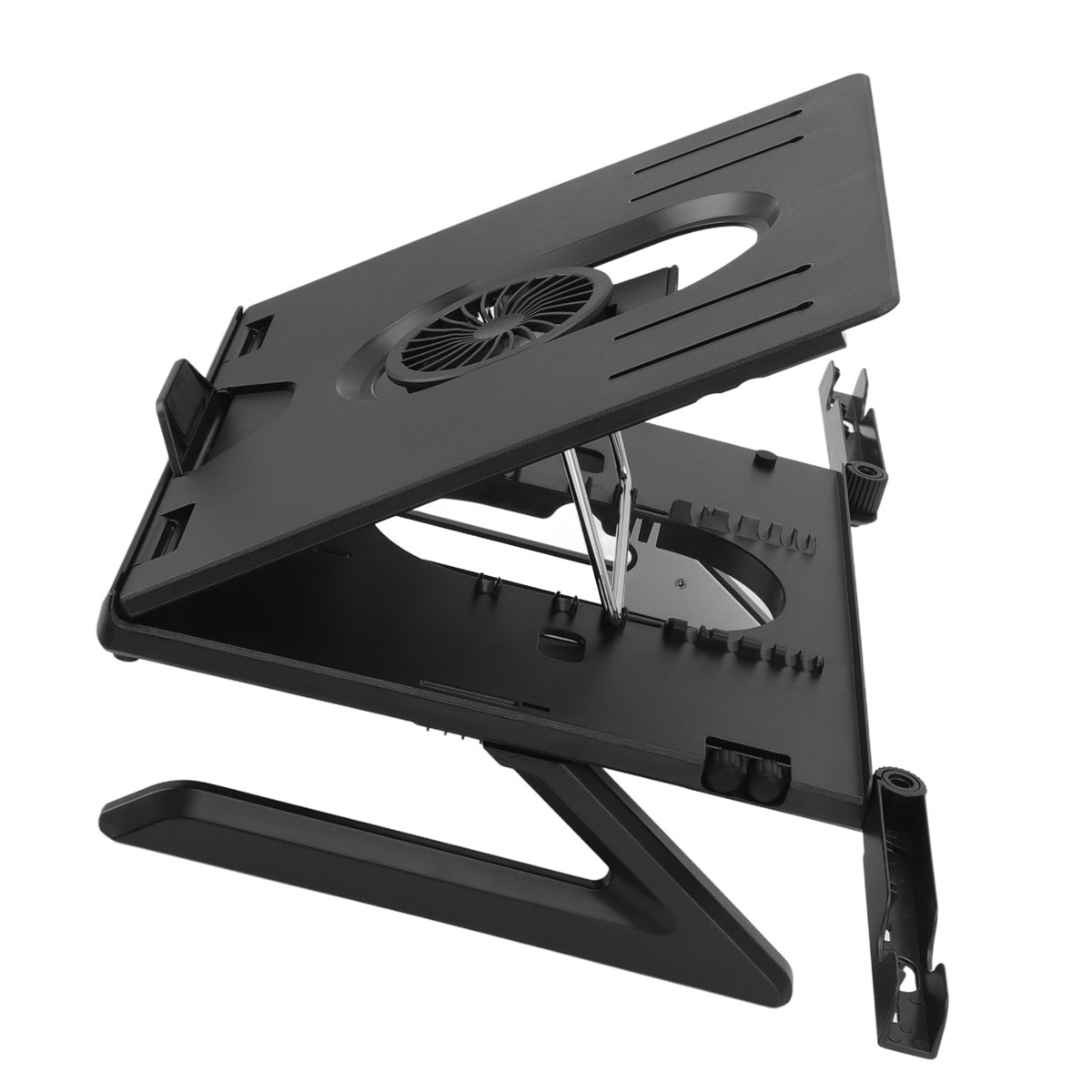 Ein schwarzer Laptopständer ist geöffnet und zeigt die Oberseite mit einem Lüfter und die Basis. Weißer Hintergrund.