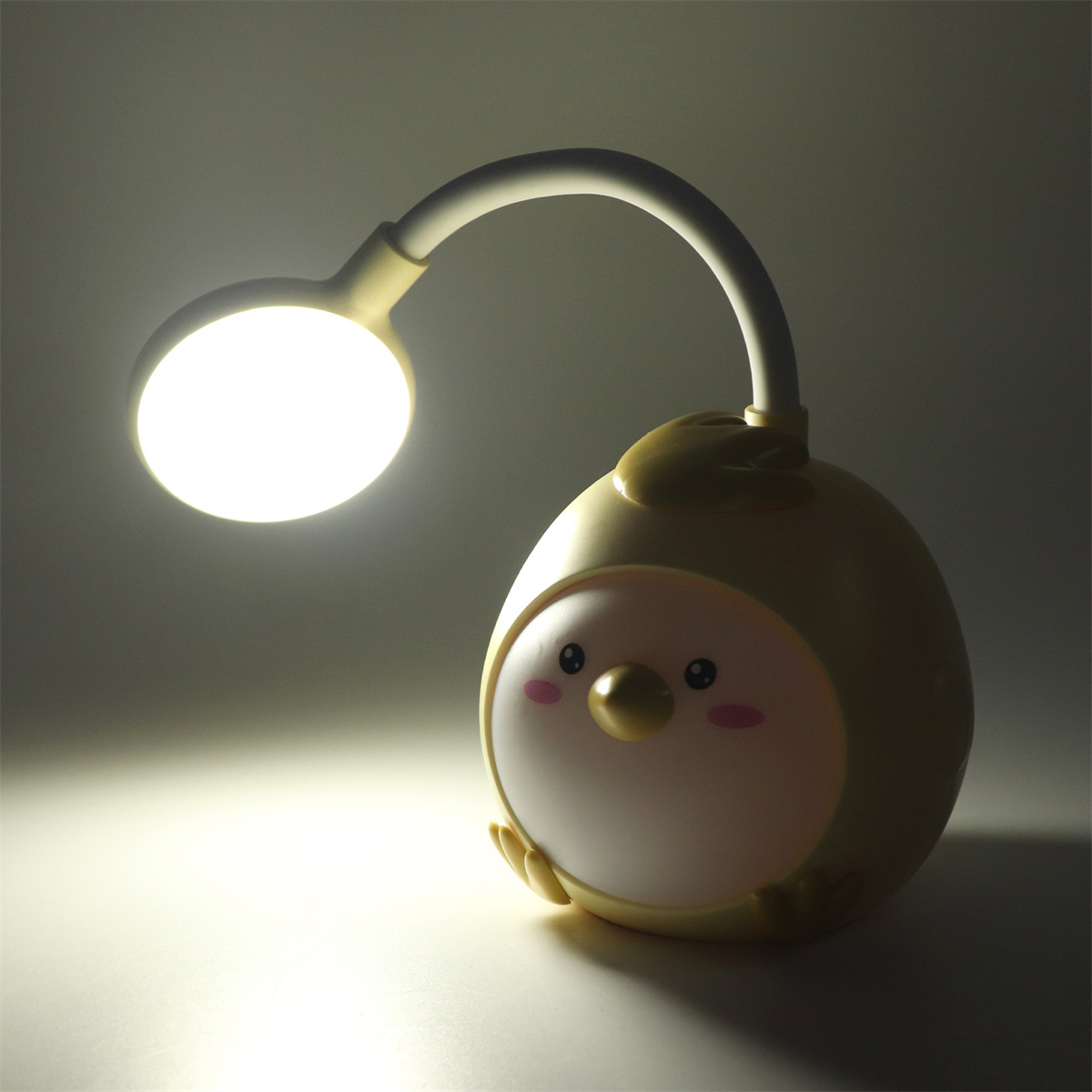 Gelbe Kükenlampe. Die Lampe ist eingeschaltet und strahlt helles Licht aus.