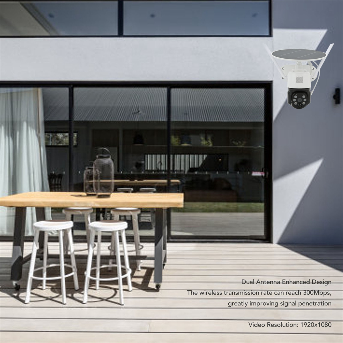Szene im Freien mit Tisch, Stühlen und einer Überwachungskamera an einem Gebäude. Glastüren und eine Terrasse.