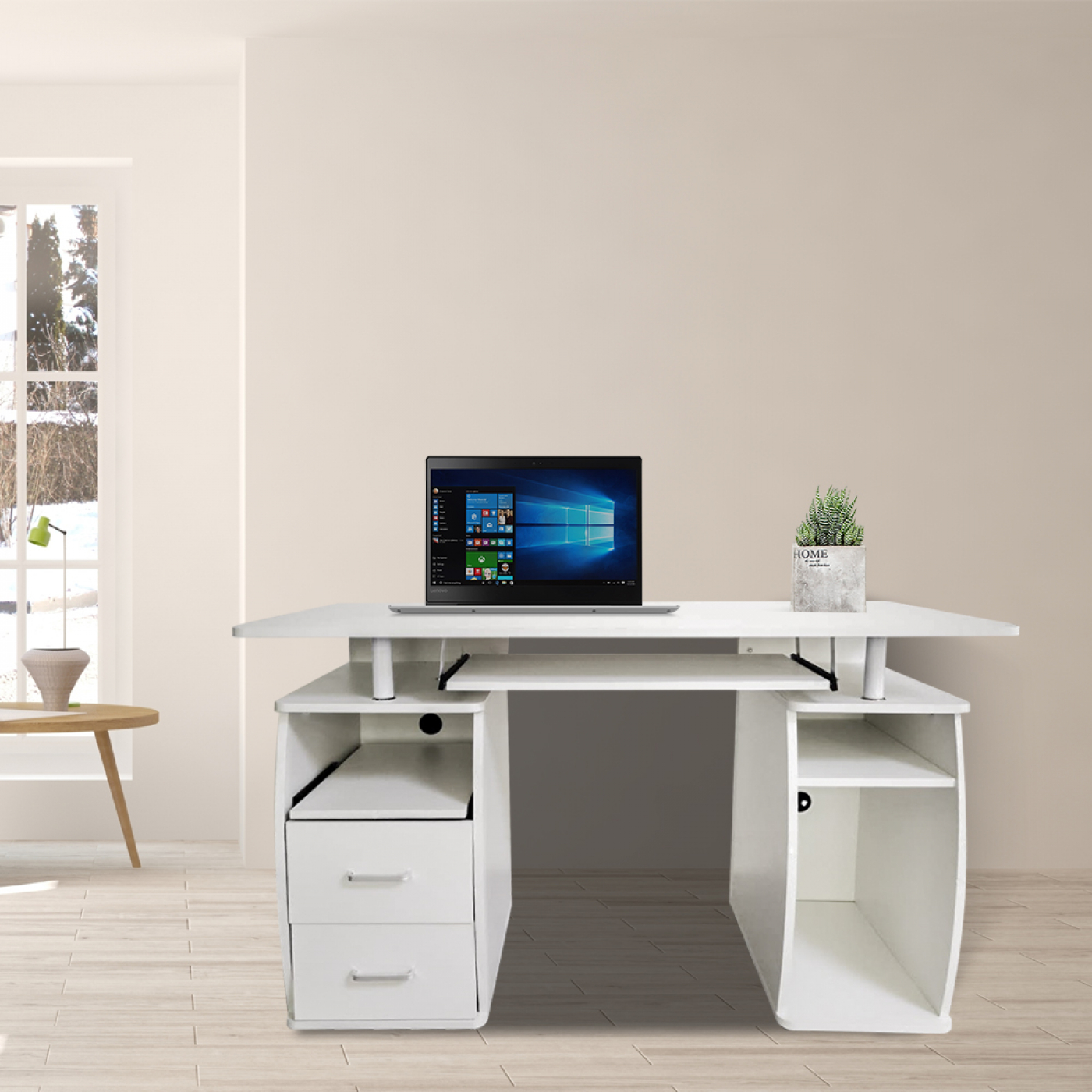 Ein weißer Computertisch mit Laptop, Schubladen und Regalen. Ein Fenster und eine Pflanze sind im Hintergrund.