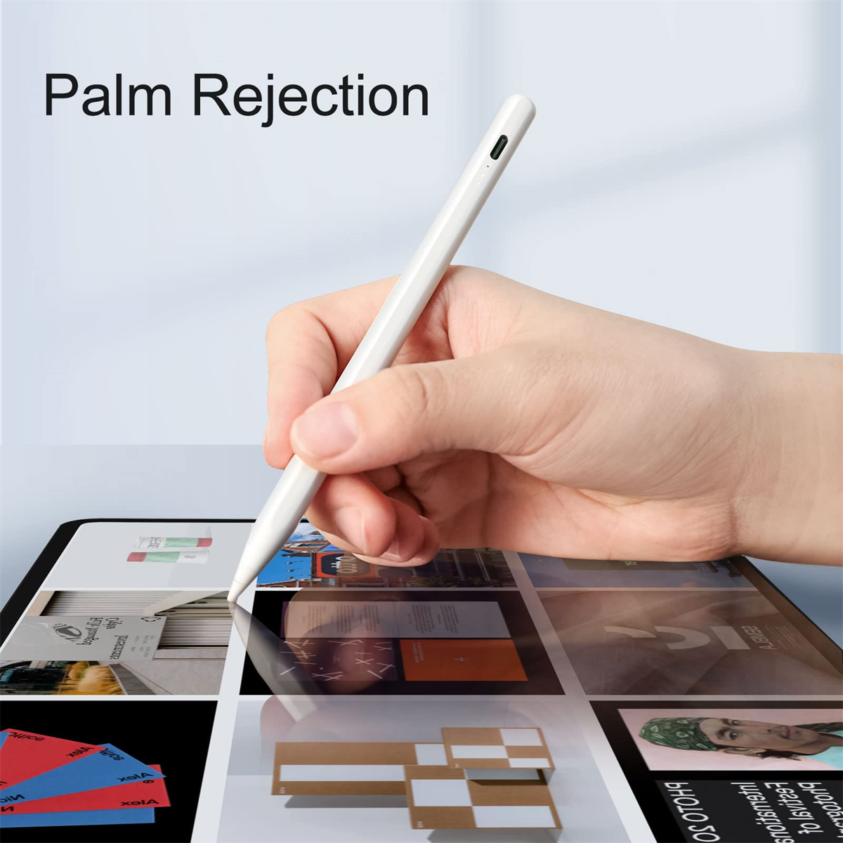 Die Hand einer Person, die einen weißen Stift in der Nähe eines Tablets hält. Der Bildschirm zeigt mehrere Bilder.