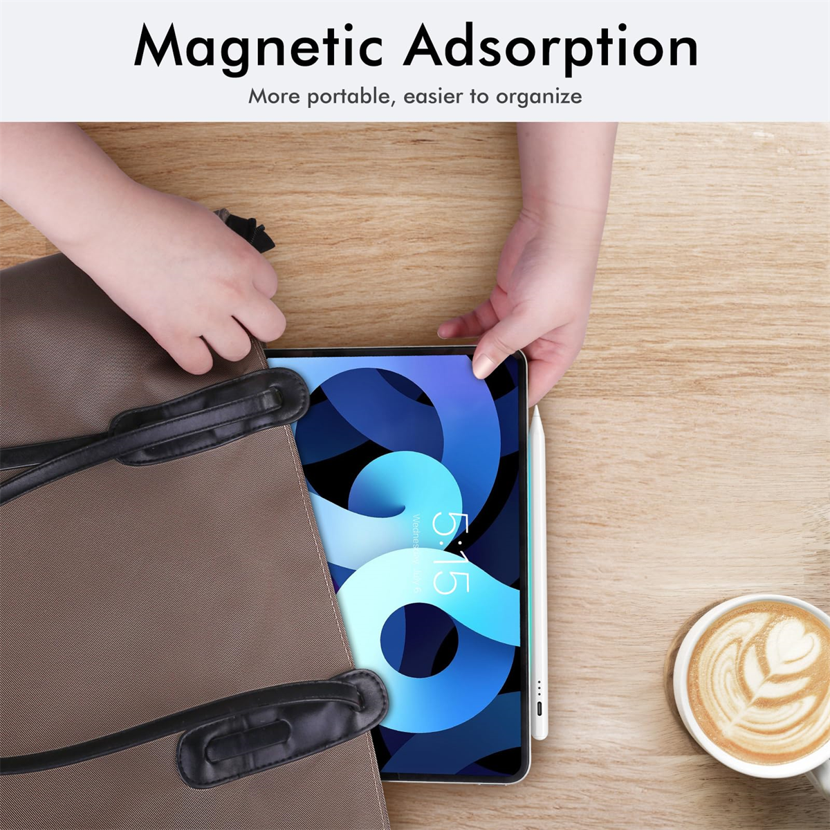 Hände, die ein Tablet mit Stift in eine Tasche legen. Auf dem Schreibtisch steht eine Tasse Kaffee.