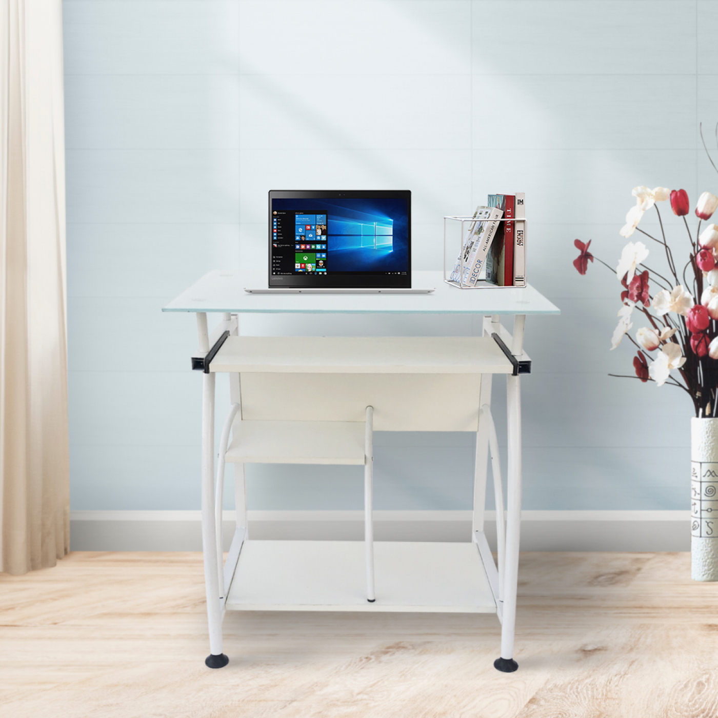 Glazen bureau met laptop, boeken en een vaas met bloemen. Witte poten en een witte plank.