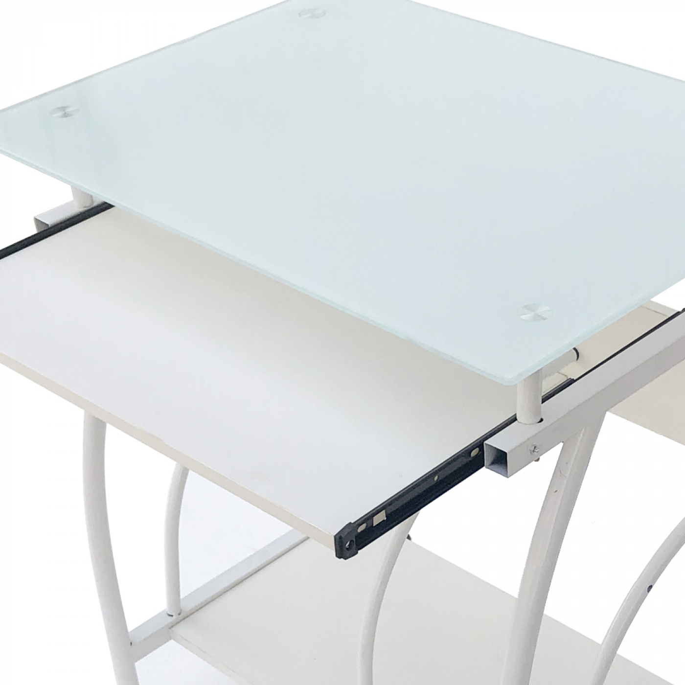 Glazen en witte computerbureau. Met een uittrekbaar toetsenbordlade.