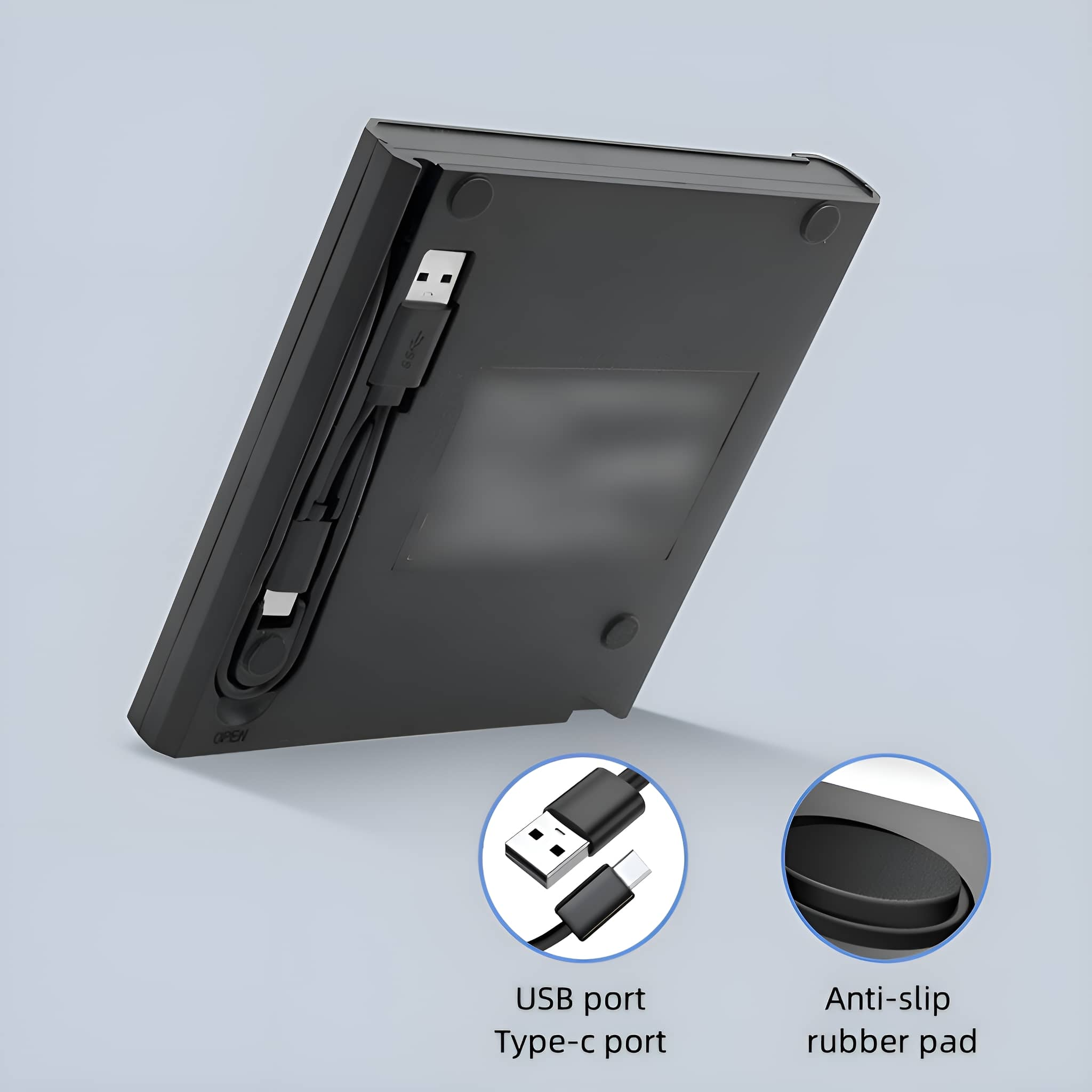 Schwarzes Gerät mit USB- und Typ-C-Anschlüssen, Kabeln und einer kleinen Darstellung der Anschlüsse.