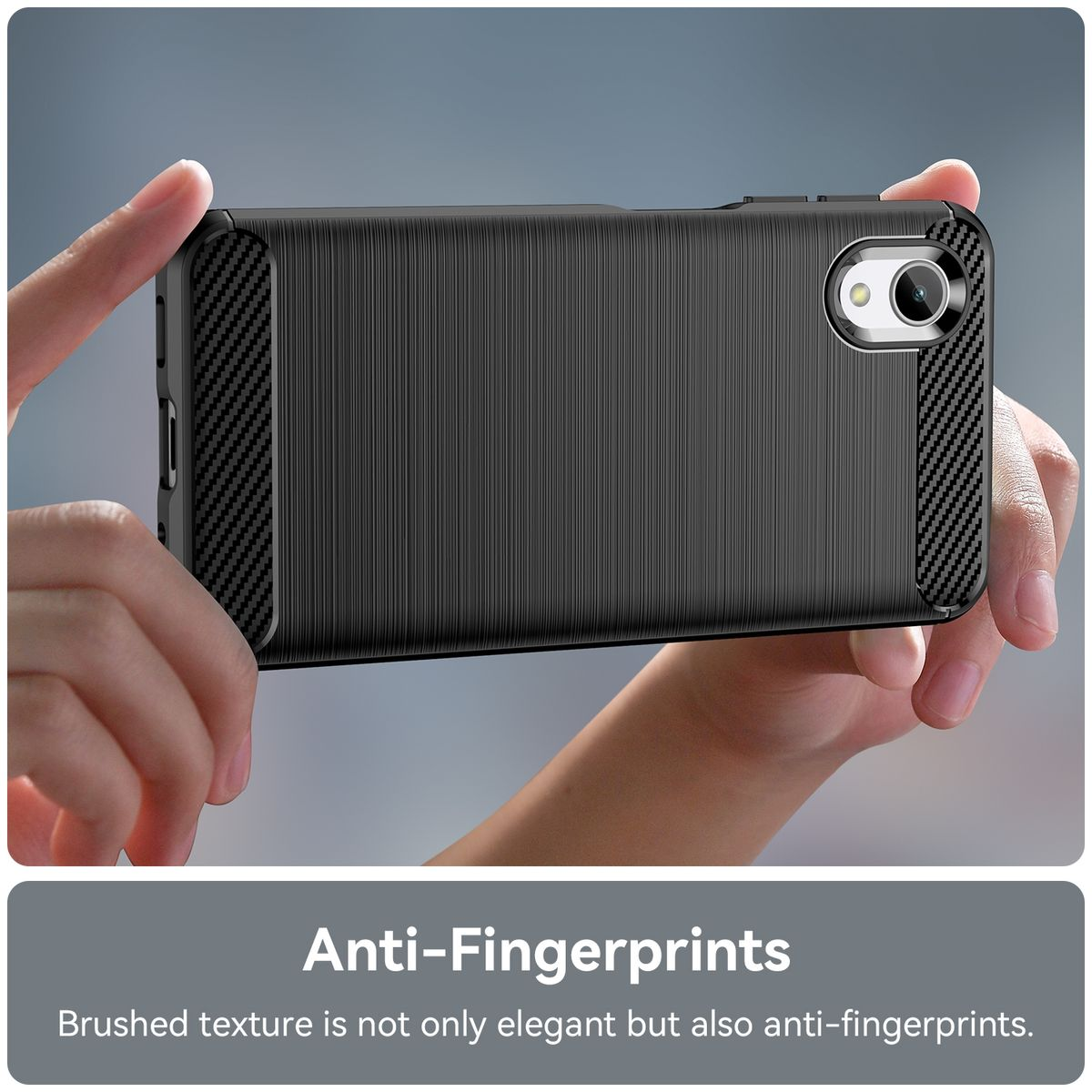 Hände halten eine schwarze Handyhülle mit Karbonfaser-Akzenten. Text: Anti-Fingerprints.