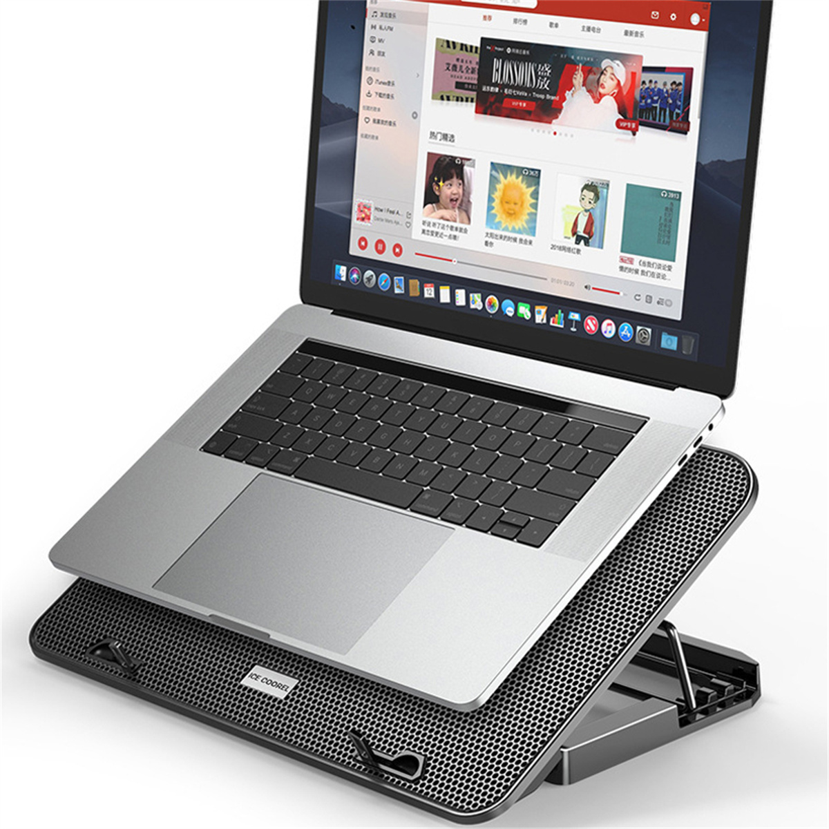Laptop auf einem Ständer. Der Laptop ist silberfarben. Der Ständer ist schwarz und hat eine Netzoberfläche. Der Bildschirm zeigt eine Website.