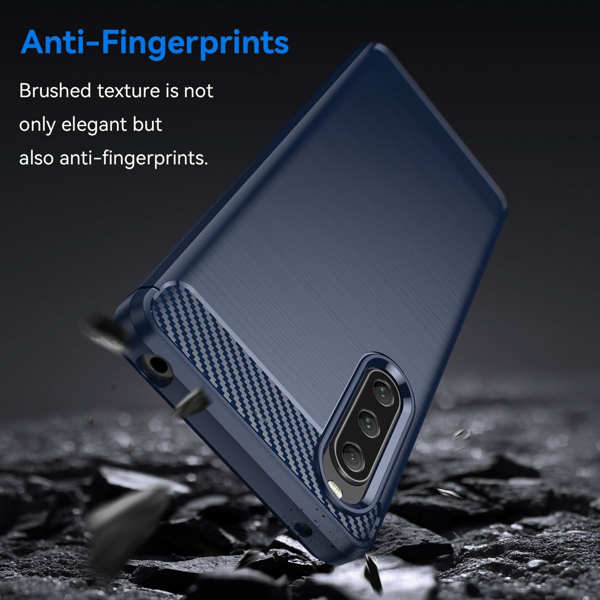 Blaue Handyhülle, abgewinkelt, zeigt Rückseite und Seite mit Kameralinsen. Anti-Fingerprint-Text.