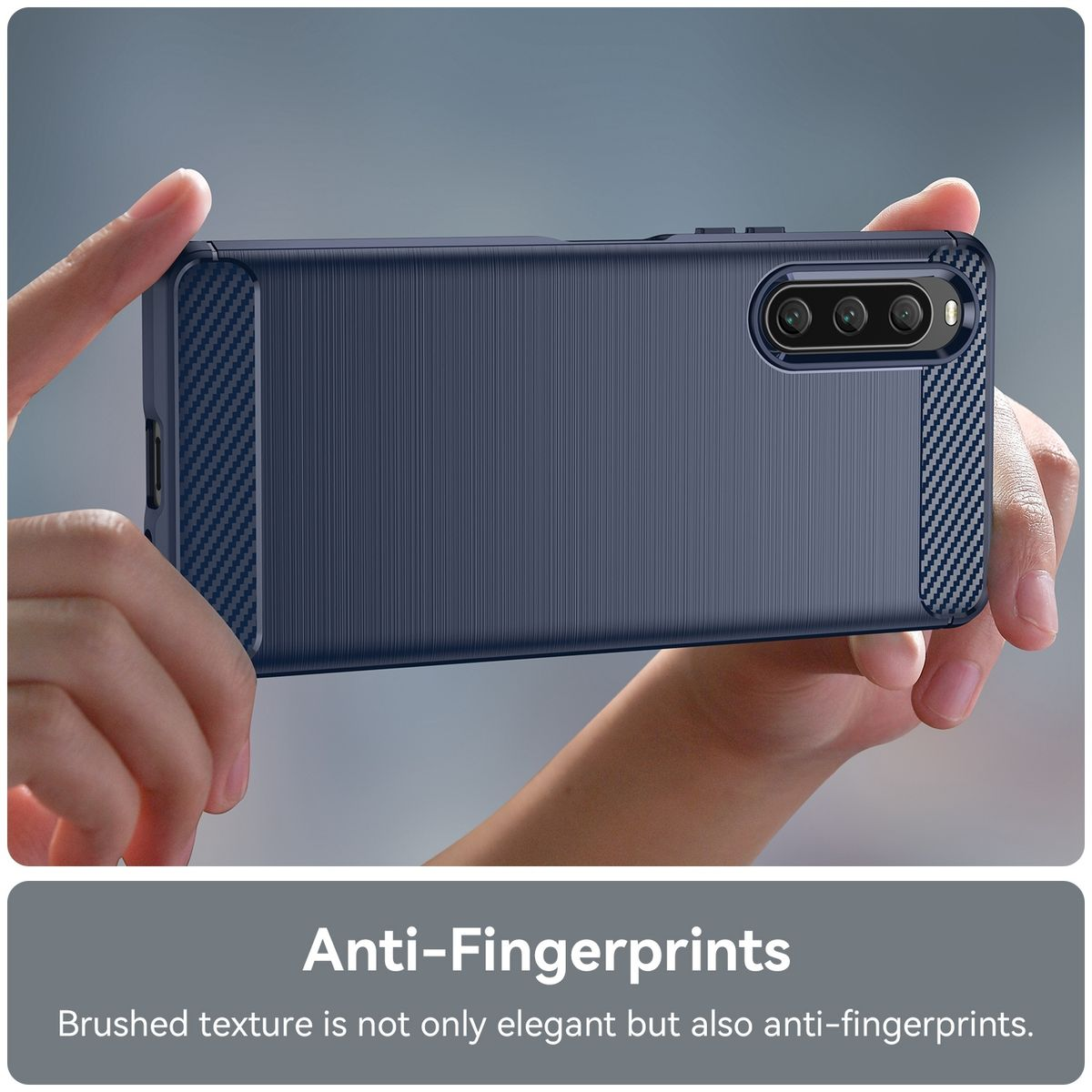Eine dunkelblaue Handyhülle, gehalten von zwei Händen. Es hat eine gebürstete Textur und ist fingerabdruckresistent.