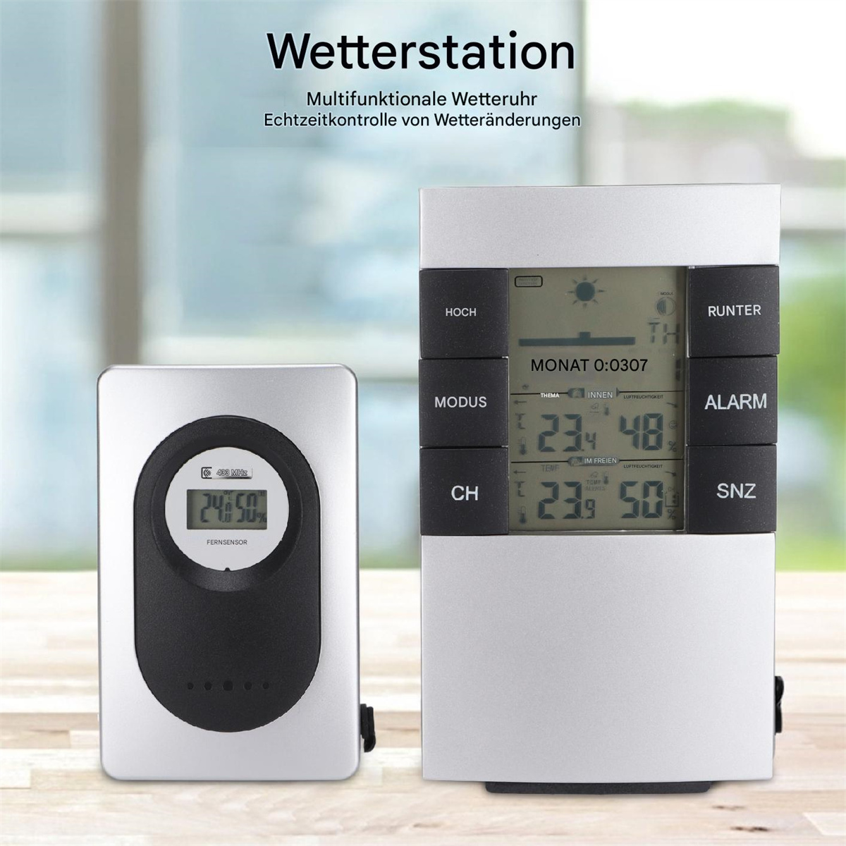 Eine Wetterstation mit Display und separatem Sensor auf einer Holzoberfläche.