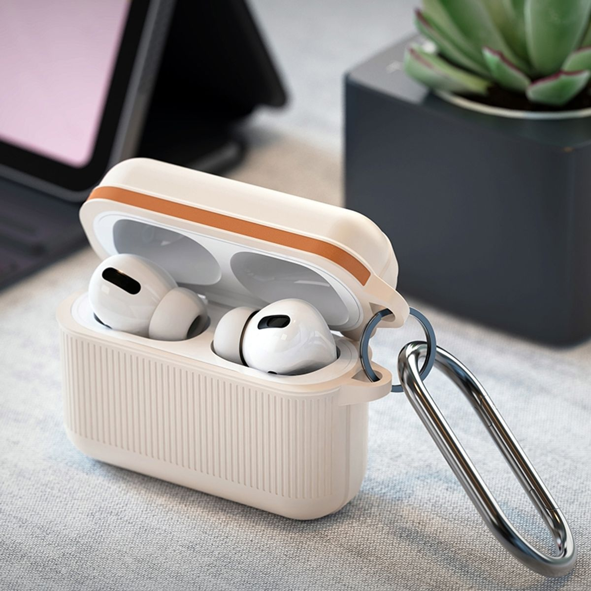 Ohrhörer in beigefarbenem Etui mit orangefarbenem Rand und Metallclip.