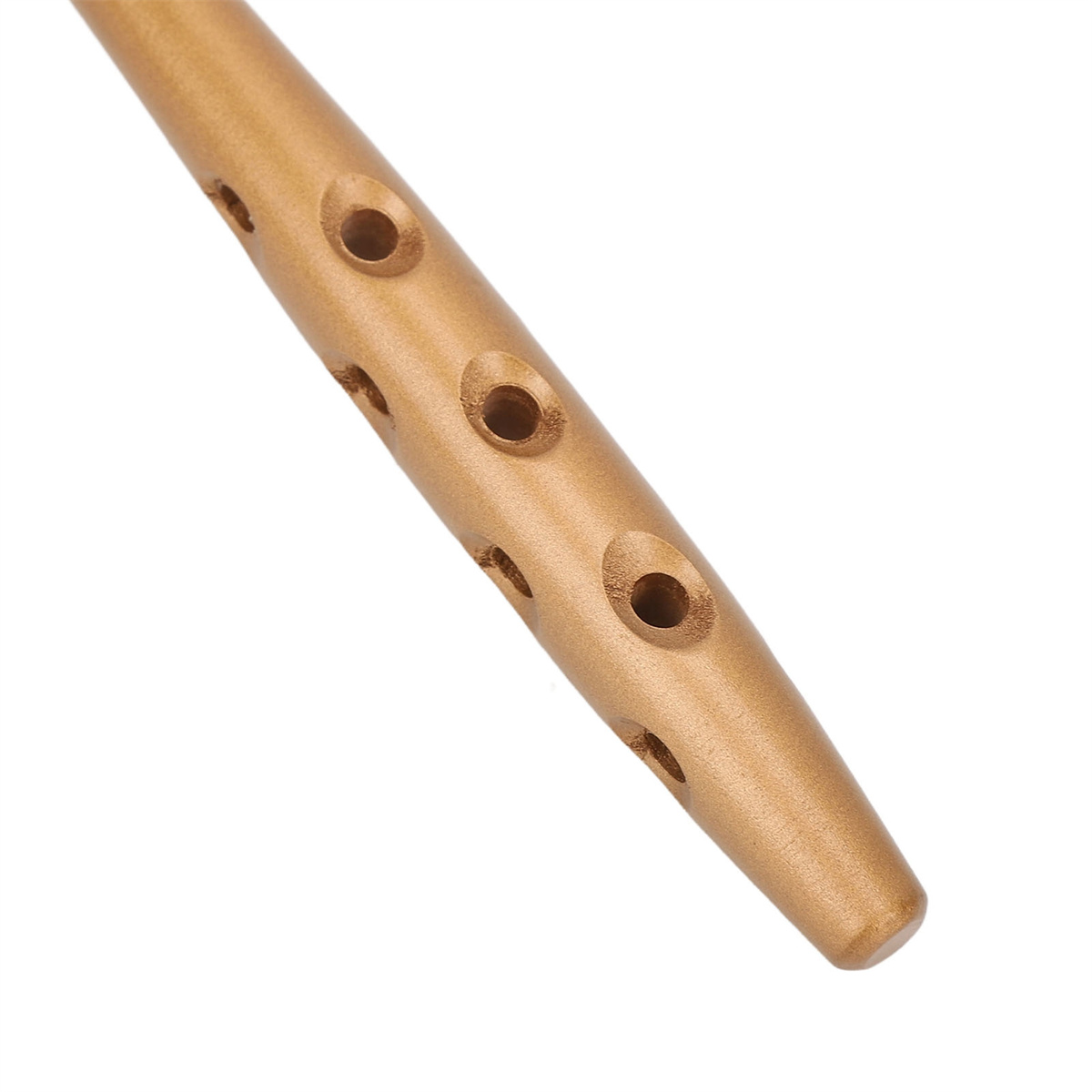 Ein goldfarbenes, zylindrisches Objekt mit mehreren Löchern, die entlang seiner Länge gebohrt wurden.
