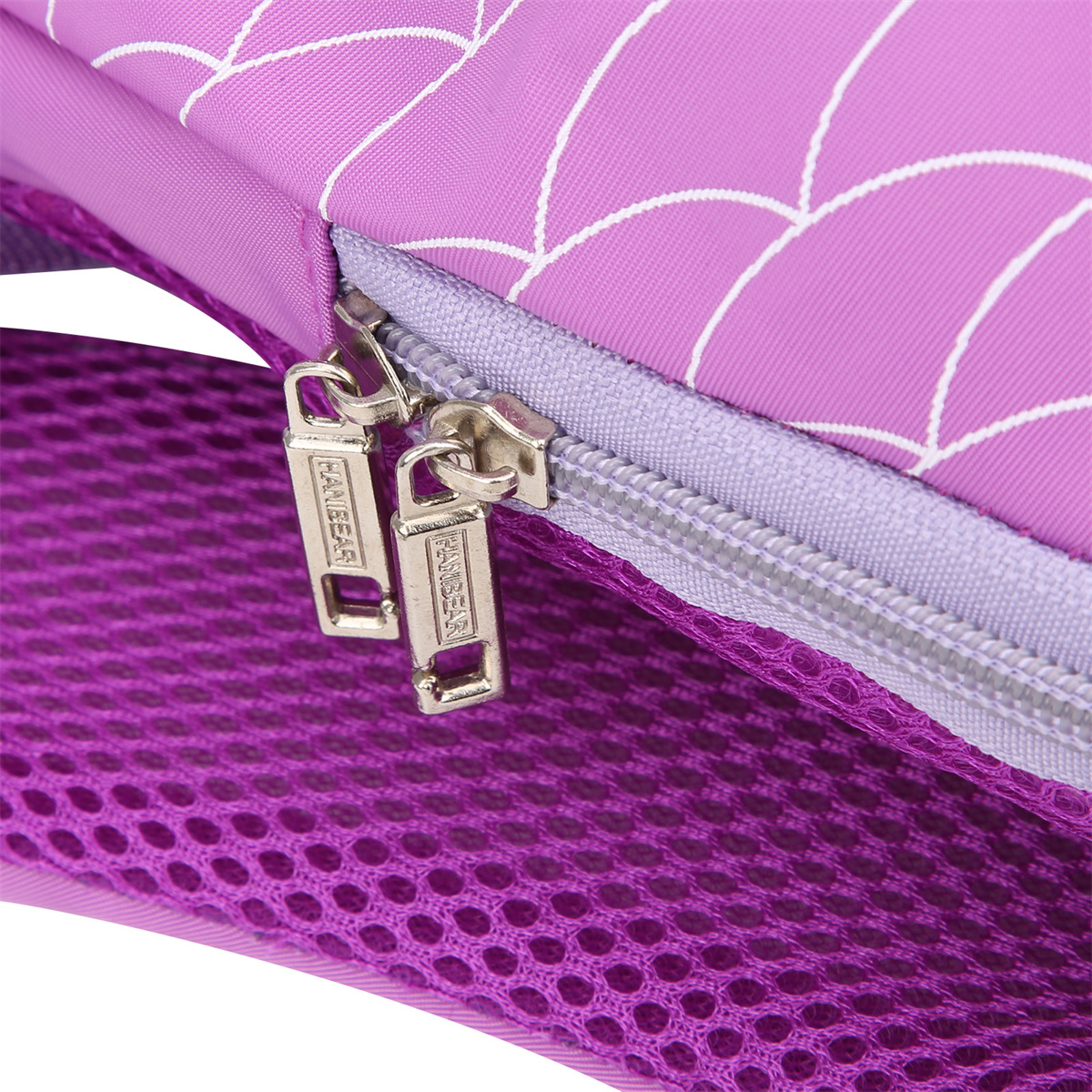 Nahaufnahme des Reißverschlusses einer lila Tasche. Reißverschlussschieber.