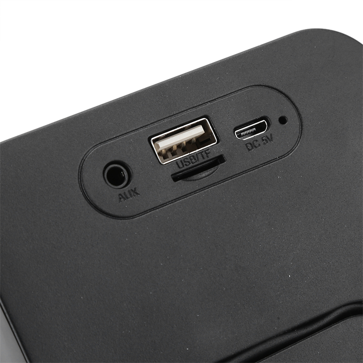 Nahaufnahme eines schwarzen Geräts mit Anschlüssen für USB, AUX und DC 5V.