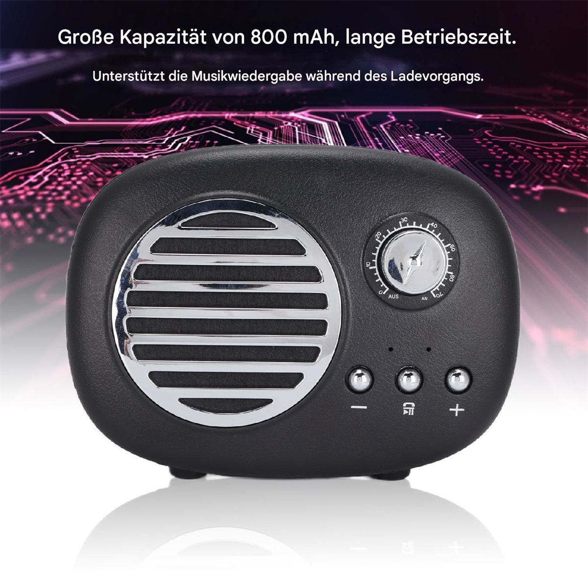 Schwarzes Radio im Retro-Stil mit Knöpfen und einem Drehregler, auf weißer Oberfläche.