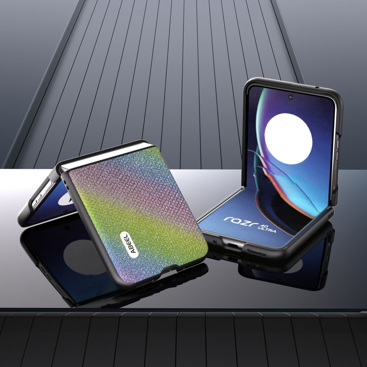 Handyhülle, zwei Hälften. Glitzernder Rücken. Das Telefon ist offen. Schwarze Hülle. Schwarz-graue reflektierende Oberfläche.