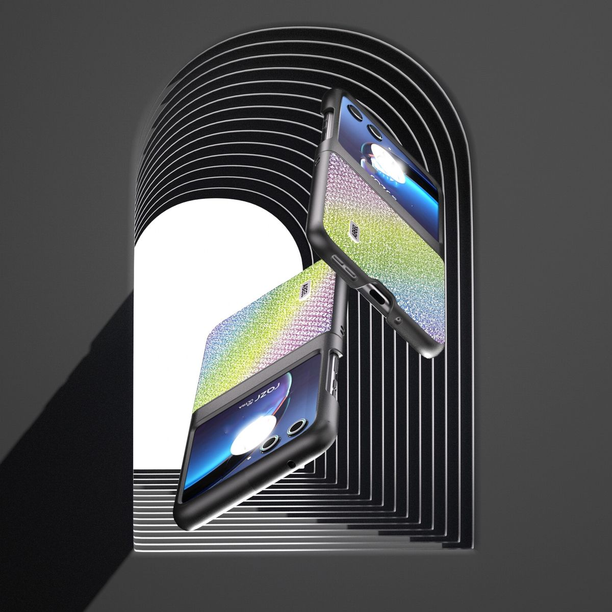 Zwei Telefone in Hüllen mit Regenbogen-Glitzer-Design, die vor einem dunklen Hintergrund mit Bögen schweben.